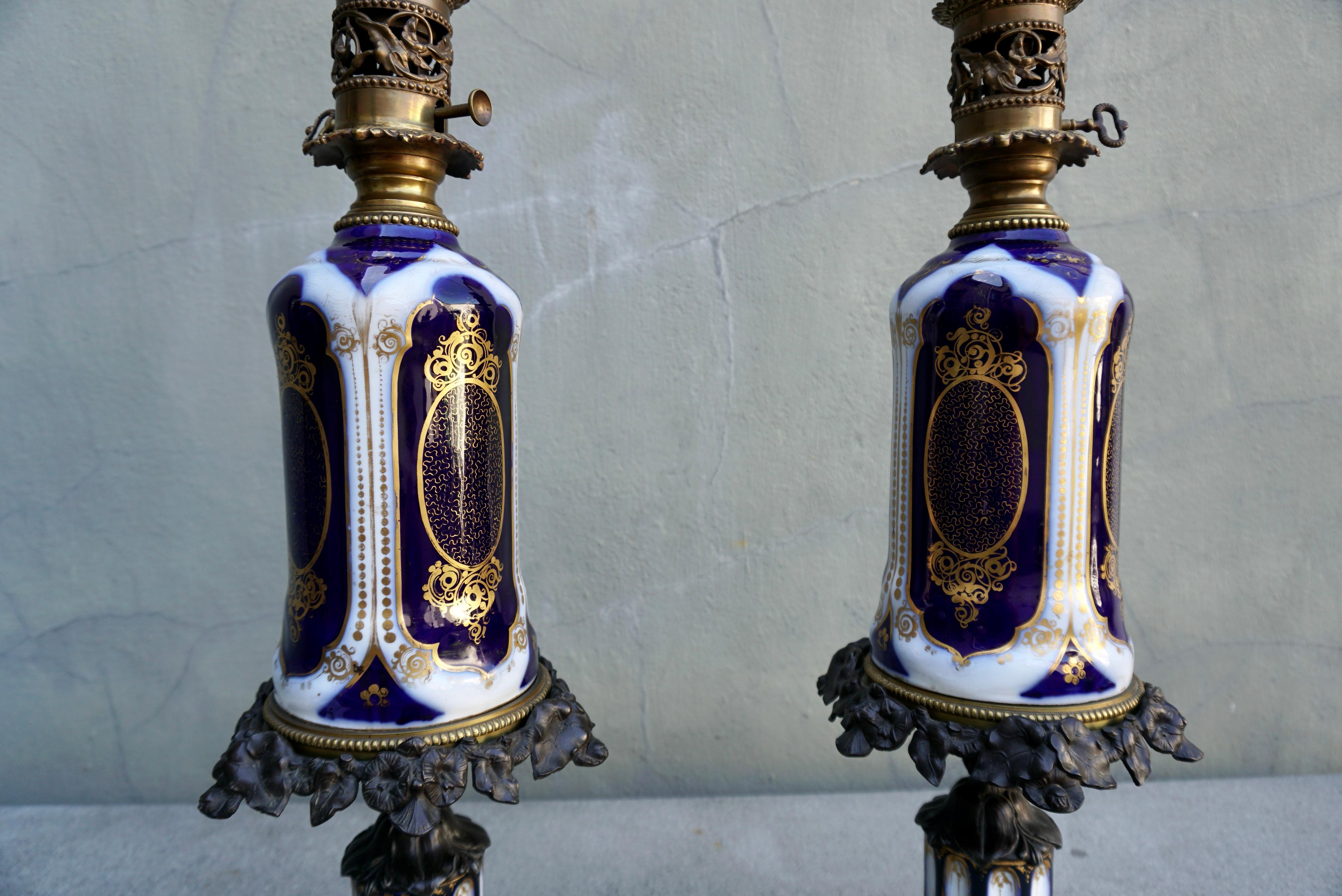 Français Paire de lampes à huile de Bayeux avec montures en bronze en vente