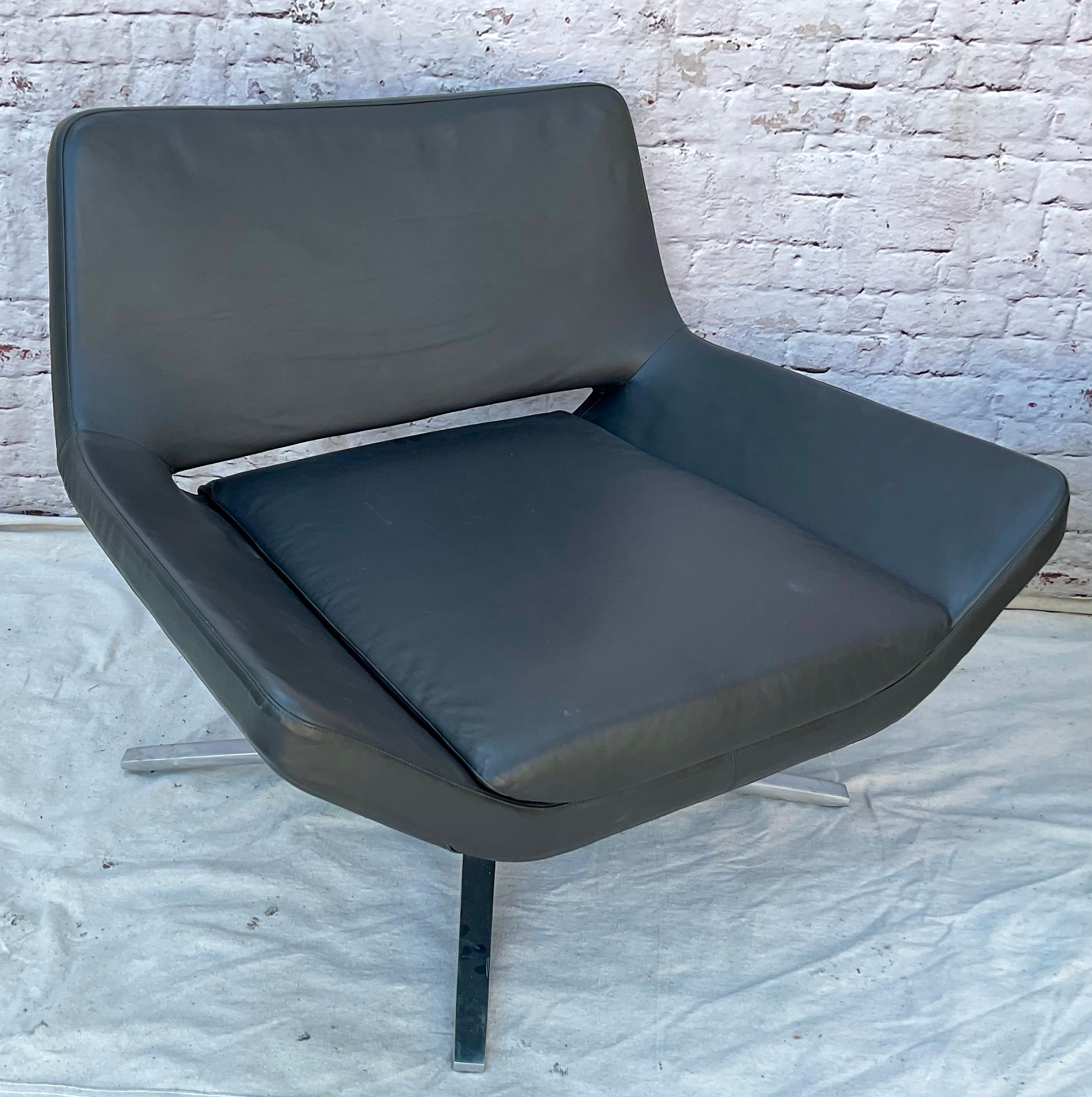 A Pair Of B&B Italia Metropolitan Armchairs For Sale 4