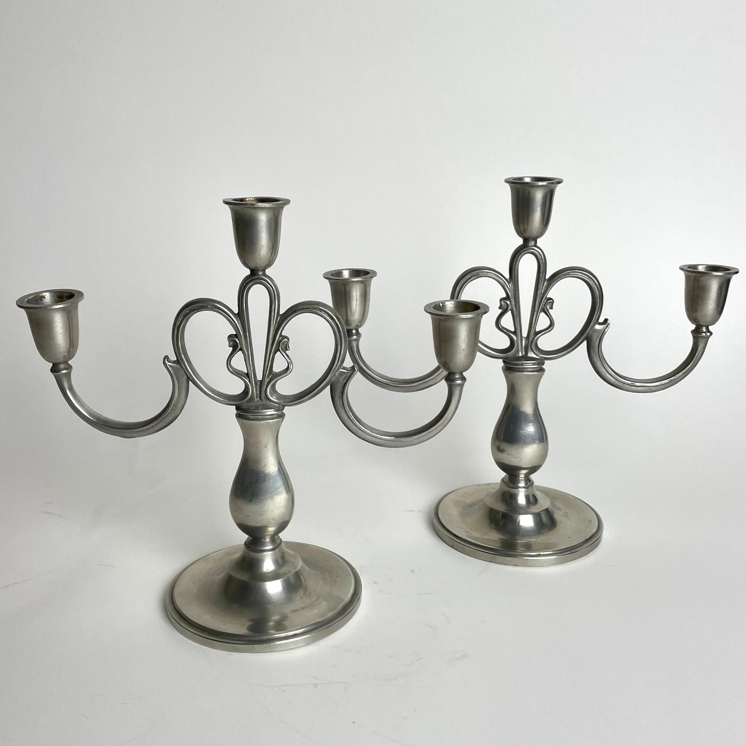 A pair of beautiful  Candelabras in Pewter from GAB, Guldsmedsaktiebolaget, Stockholm. Swedish Grace from 1935 (=I8) in period design.


Wear consistent with age and use 