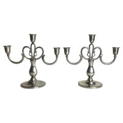 Un par de preciosos candelabros de peltre de GAB. Gracia sueca de 1935