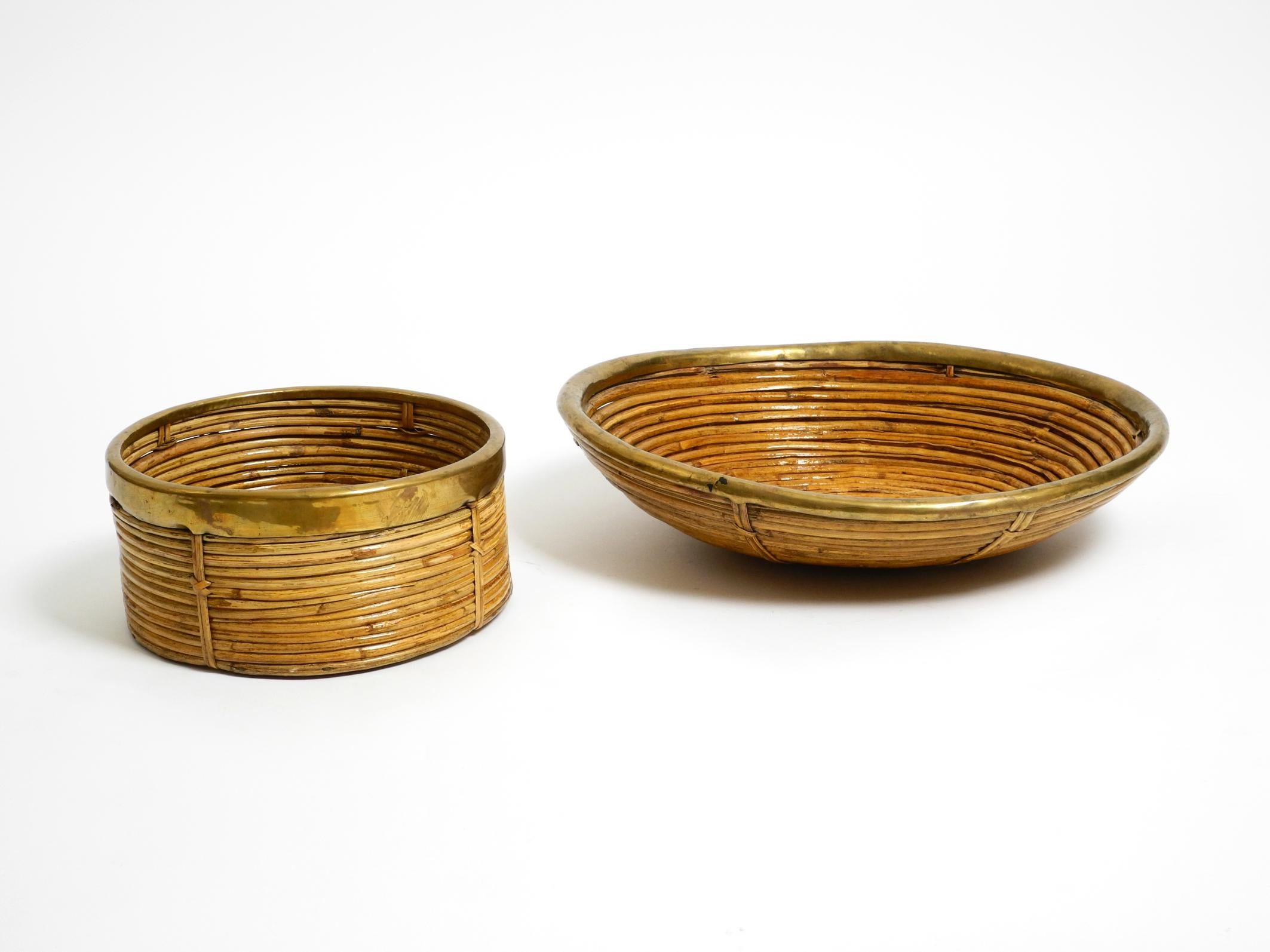 Set aus zwei schönen italienischen Bambusschalen aus der Mitte des Jahrhunderts.
Die Schalen sind vollständig aus gebogenem Bambus hergestellt. Der obere Rand ist mit einem Messingrand versehen.
Sehr elegantes, minimalistisches Design.
Sehr guter