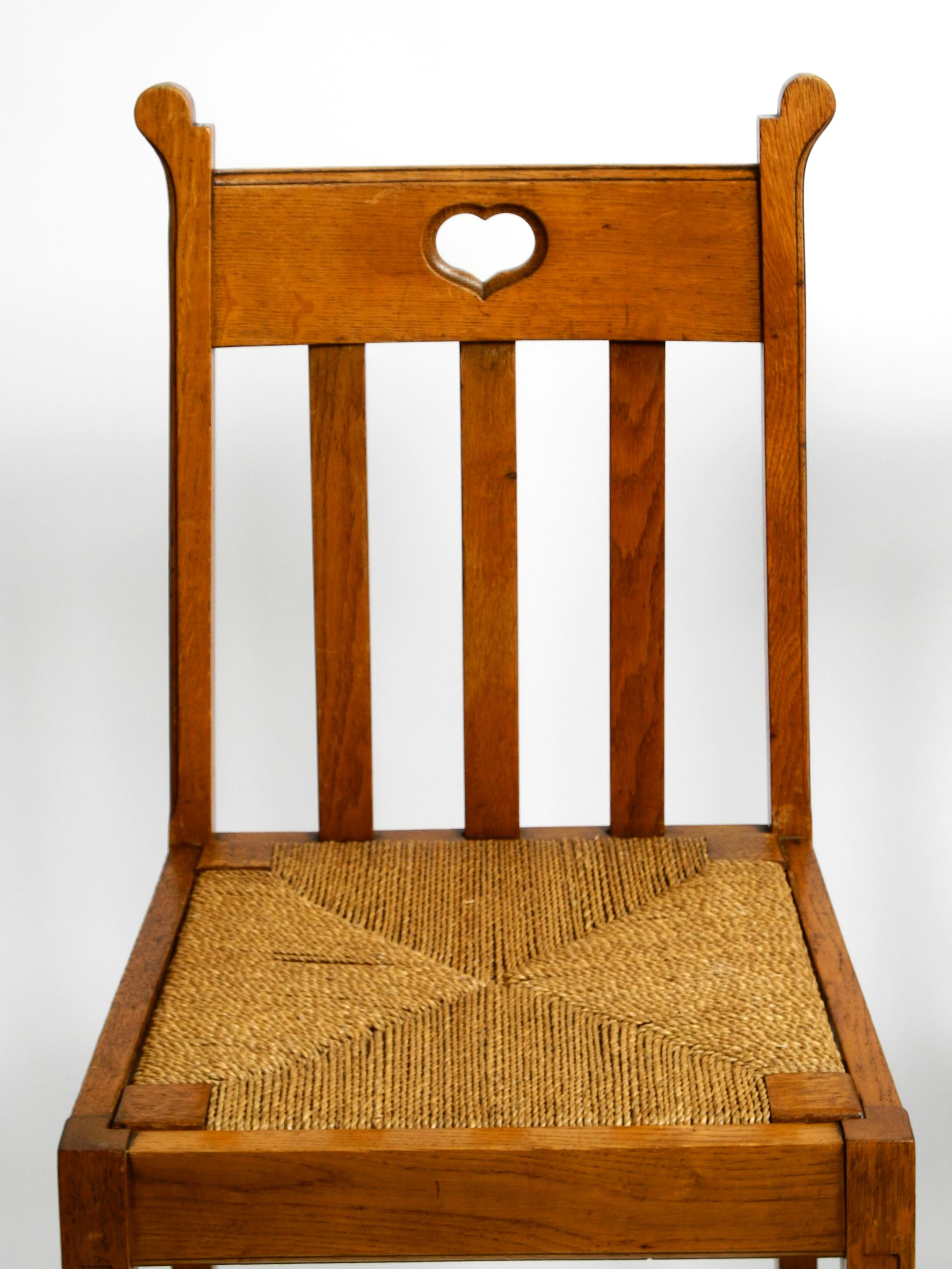 Zwei schöne, seltene Eichenholzstühle aus der Mitte des Jahrhunderts mit Skizzenfüßen und Korbweide-Sitzen im Angebot 4