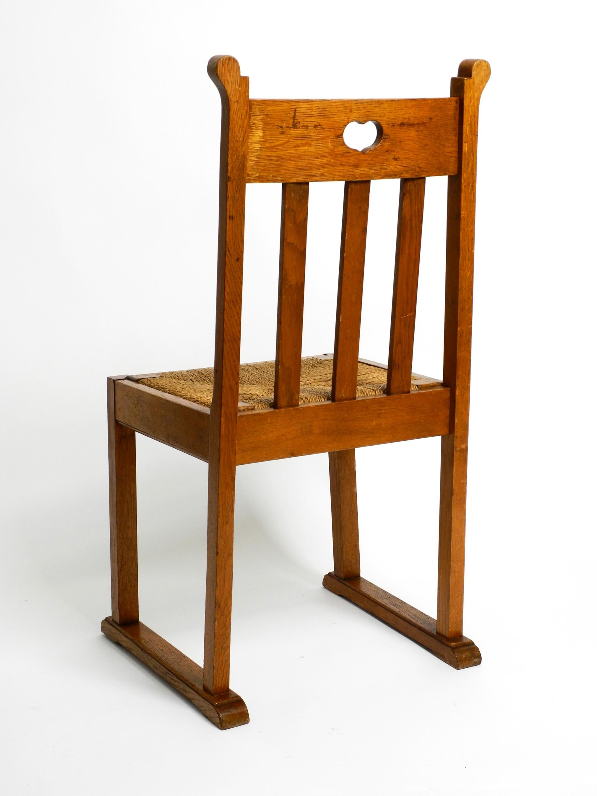 Zwei schöne, seltene Eichenholzstühle aus der Mitte des Jahrhunderts mit Skizzenfüßen und Korbweide-Sitzen im Angebot 6