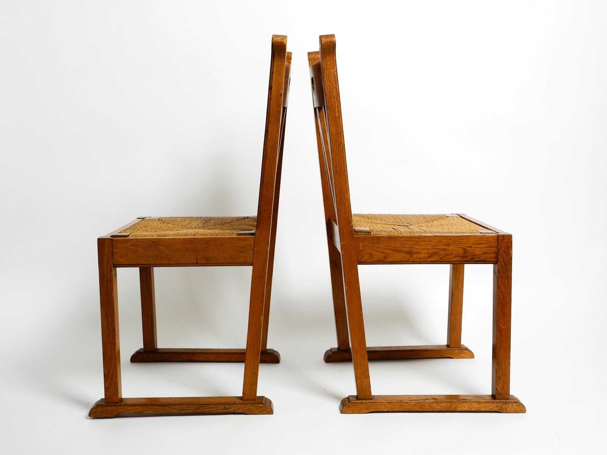 Zwei schöne, seltene Eichenholzstühle aus der Mitte des Jahrhunderts mit Skizzenfüßen und Korbweide-Sitzen (Europäisch) im Angebot