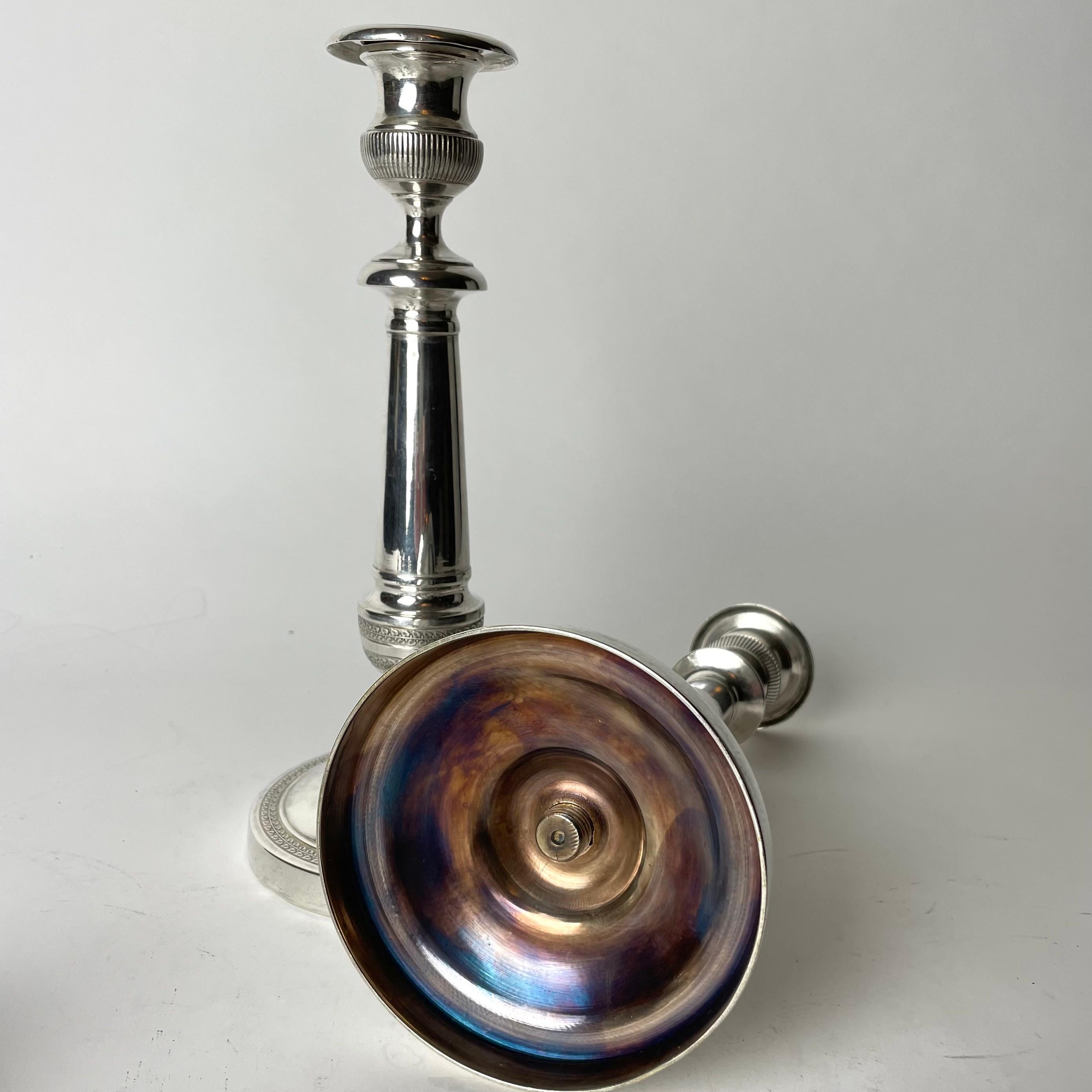 Une paire de magnifiques candélabres plaqués argent. Empire suédois des années 1820 en vente 4