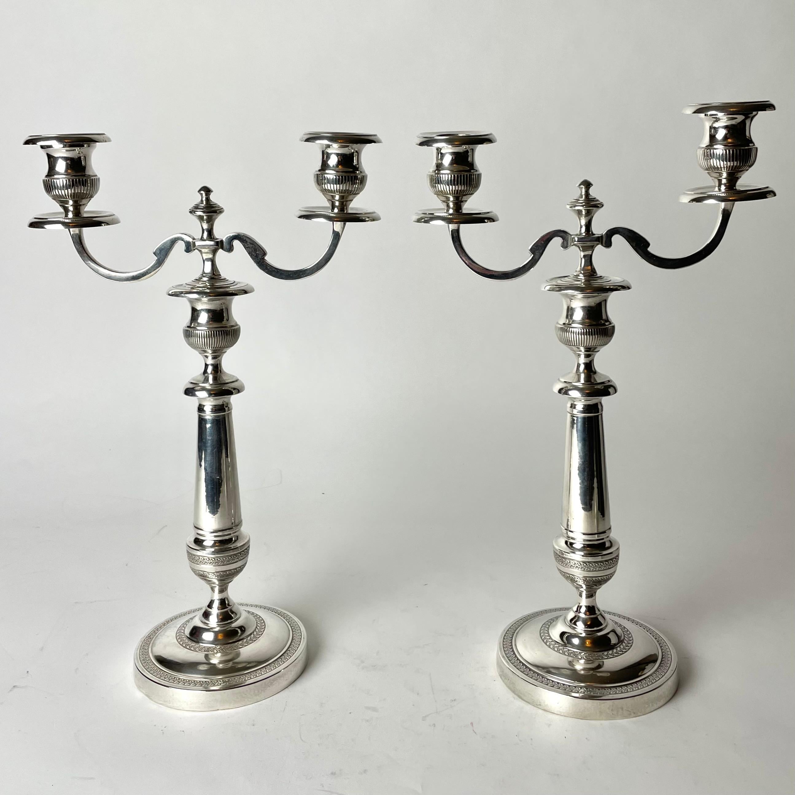 Une paire de magnifiques candélabres plaqués argent. Empire suédois (Karl Johan) à partir des années 1820. Modèle inhabituel, pouvant être utilisé à la fois comme candélabre et comme chandelier ordinaire.


Usure correspondant à l'âge et à l'usage. 