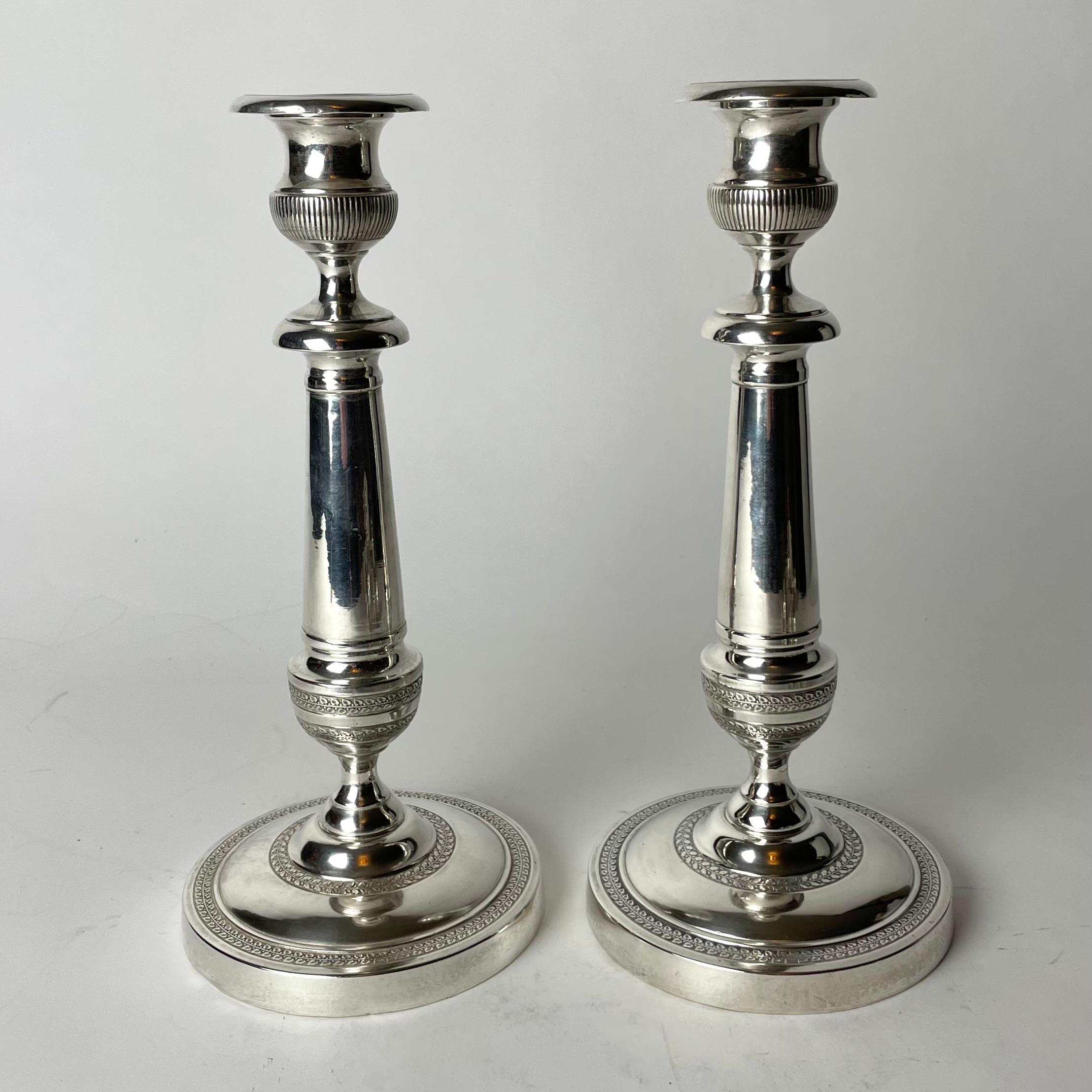 Carl-Johan Une paire de magnifiques candélabres plaqués argent. Empire suédois des années 1820 en vente