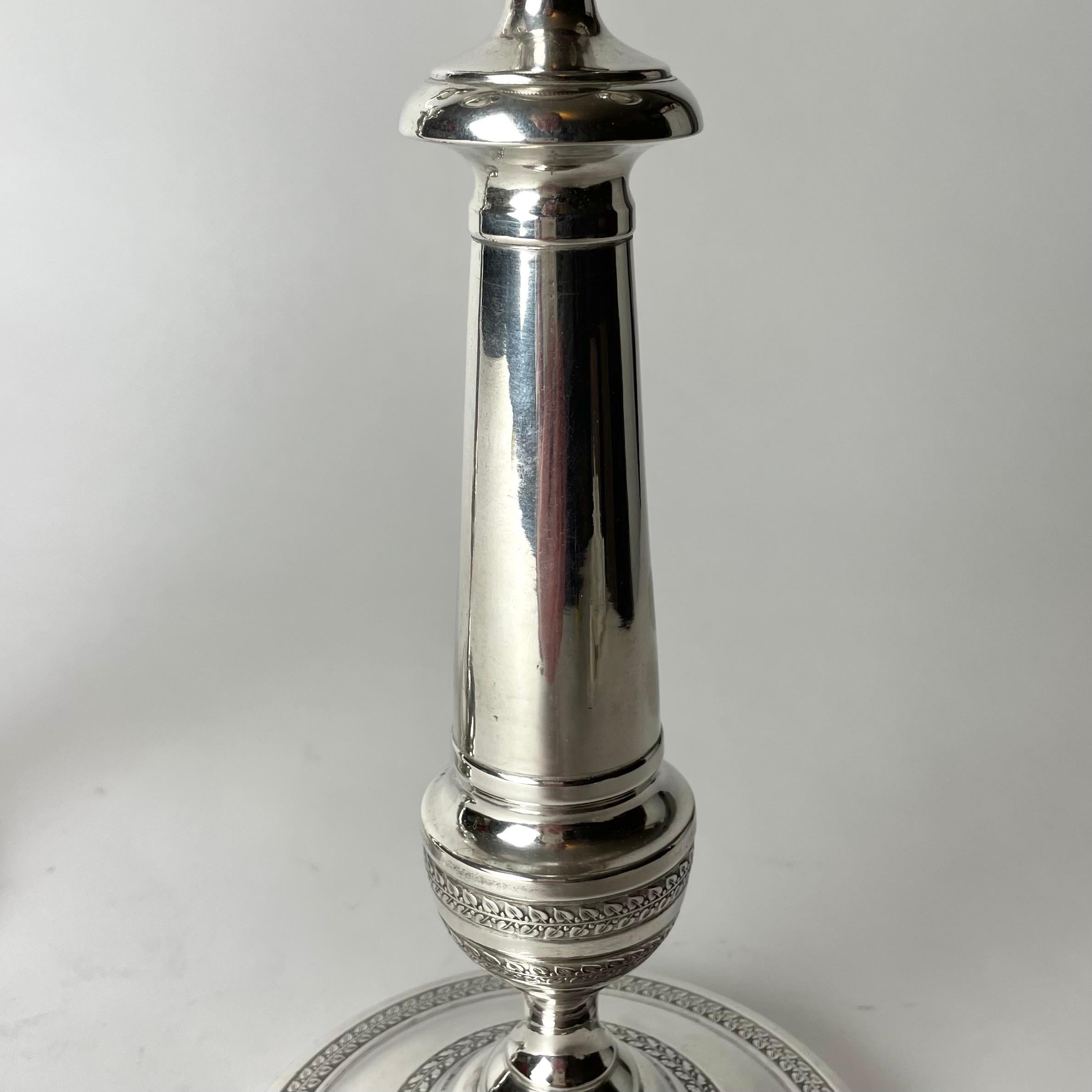 Début du XIXe siècle Une paire de magnifiques candélabres plaqués argent. Empire suédois des années 1820 en vente