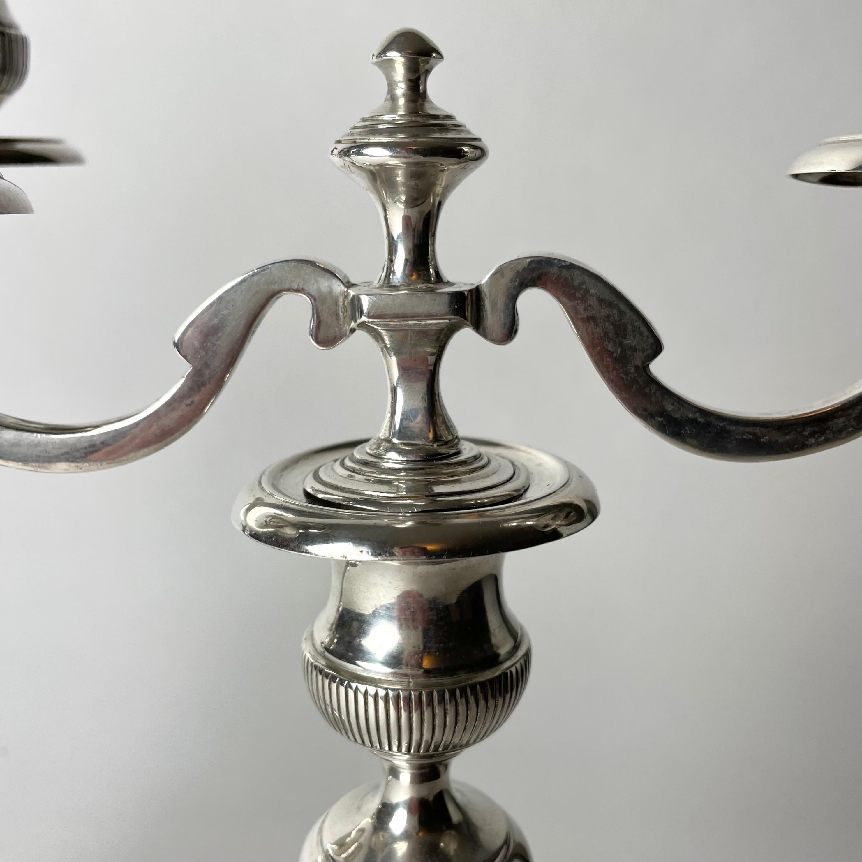 Plaqué argent Une paire de magnifiques candélabres plaqués argent. Empire suédois des années 1820 en vente