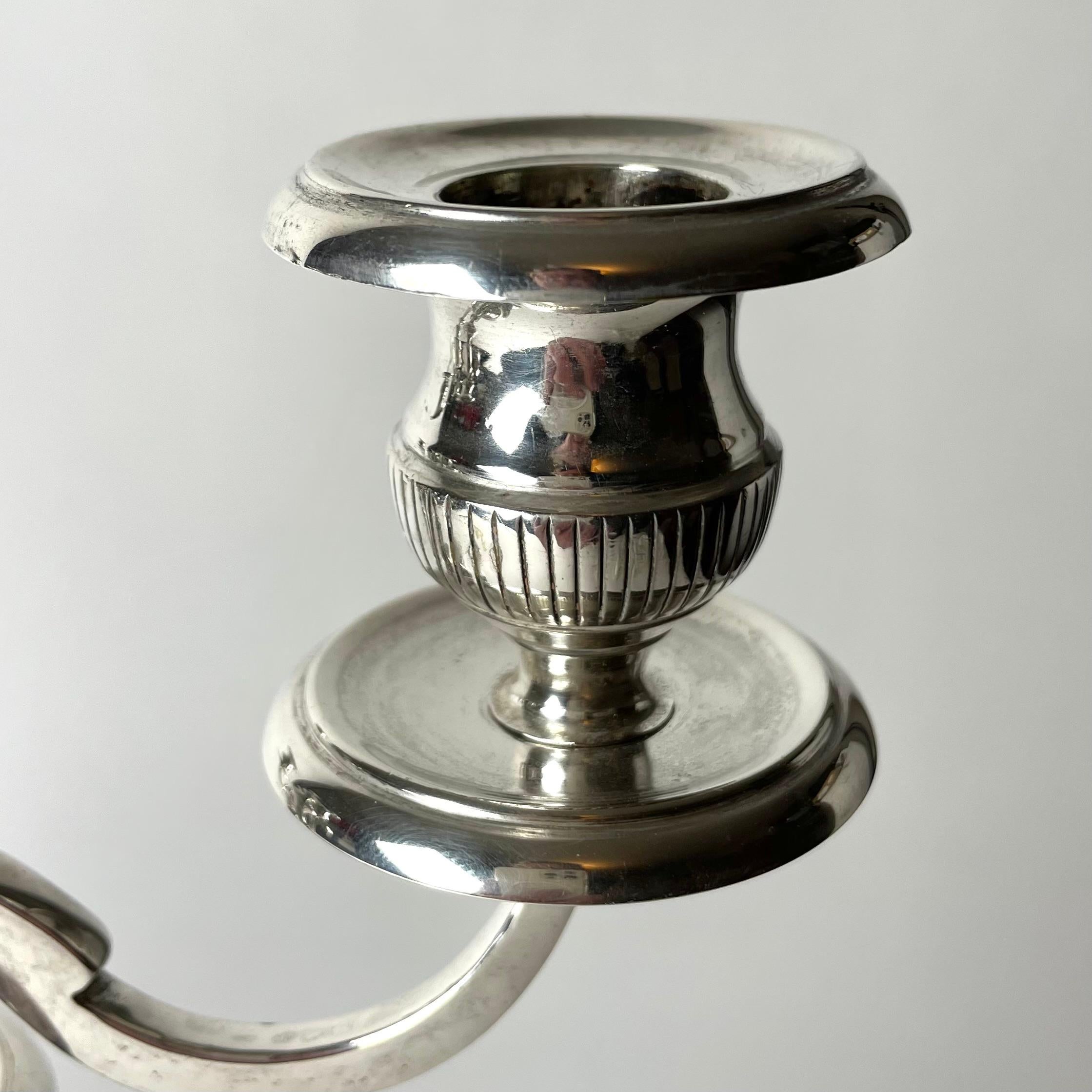 Une paire de magnifiques candélabres plaqués argent. Empire suédois des années 1820 en vente 1