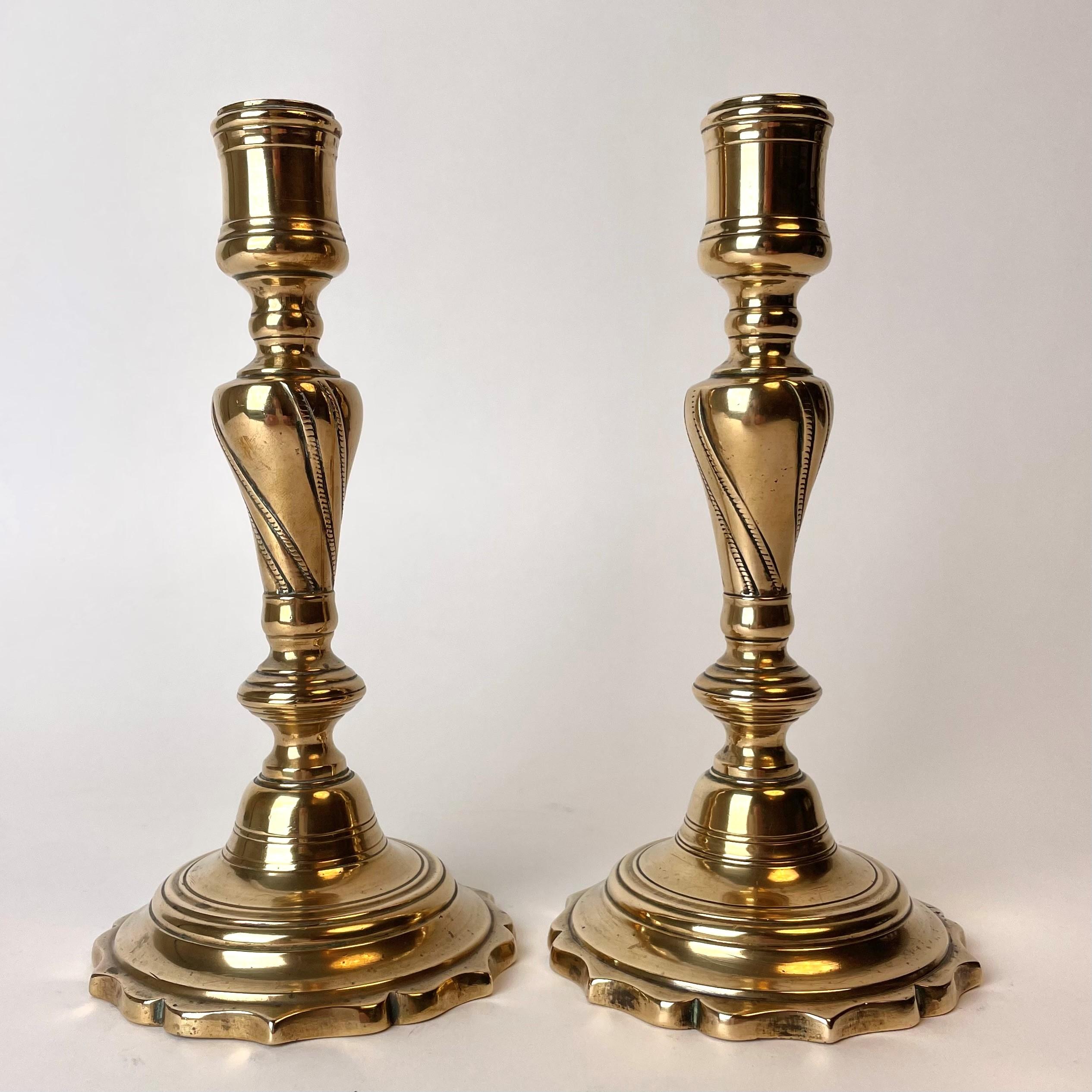 Paire de chandeliers en bronze magnifiquement patinés.

 Rococo, milieu du XVIIIe siècle.

Usure conforme à l'âge et à l'utilisation.