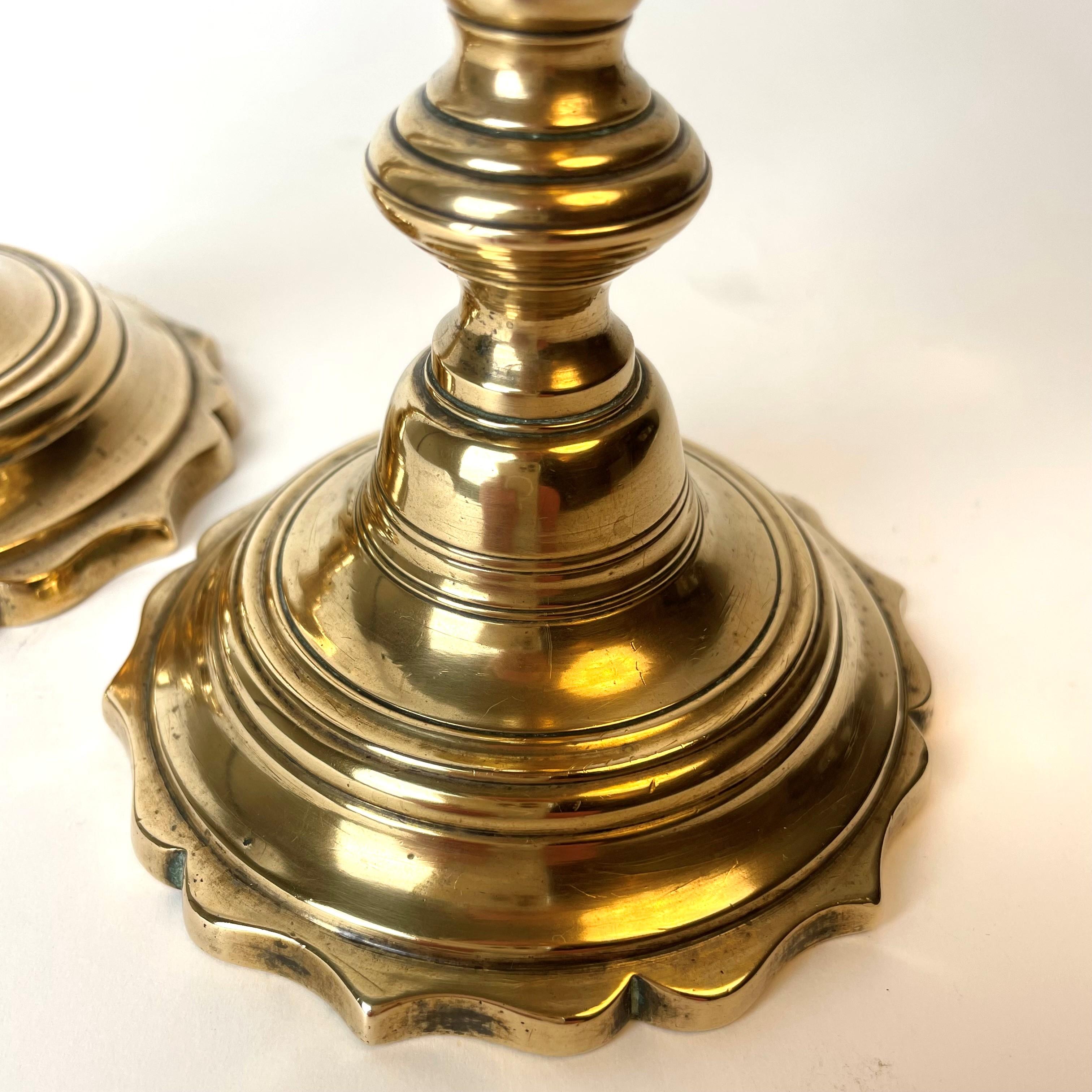 Européen Paire de chandeliers magnifiquement patinés du milieu du 18e siècle en vente