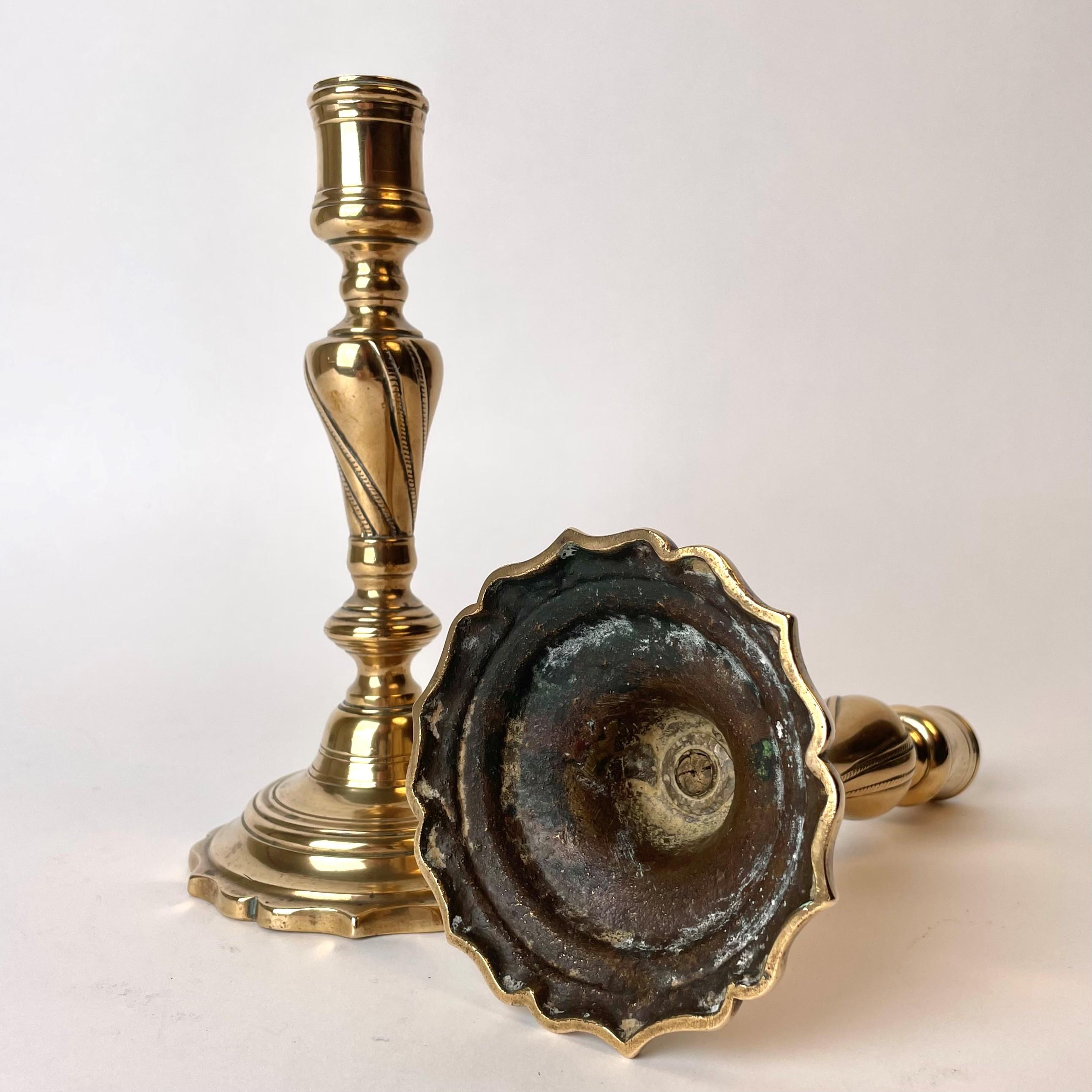 XVIIIe siècle Paire de chandeliers magnifiquement patinés du milieu du 18e siècle en vente