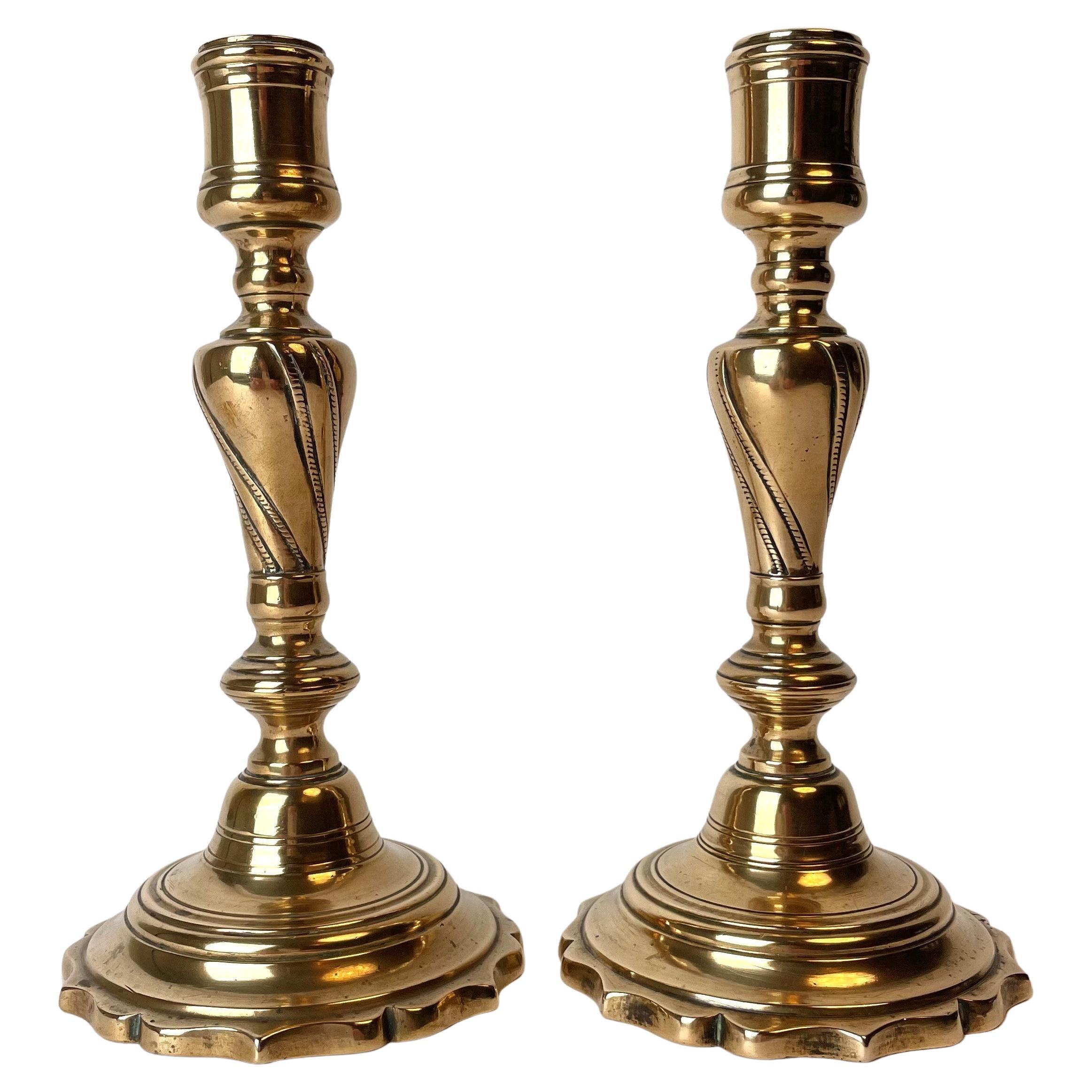 Paire de chandeliers magnifiquement patinés du milieu du 18e siècle en vente