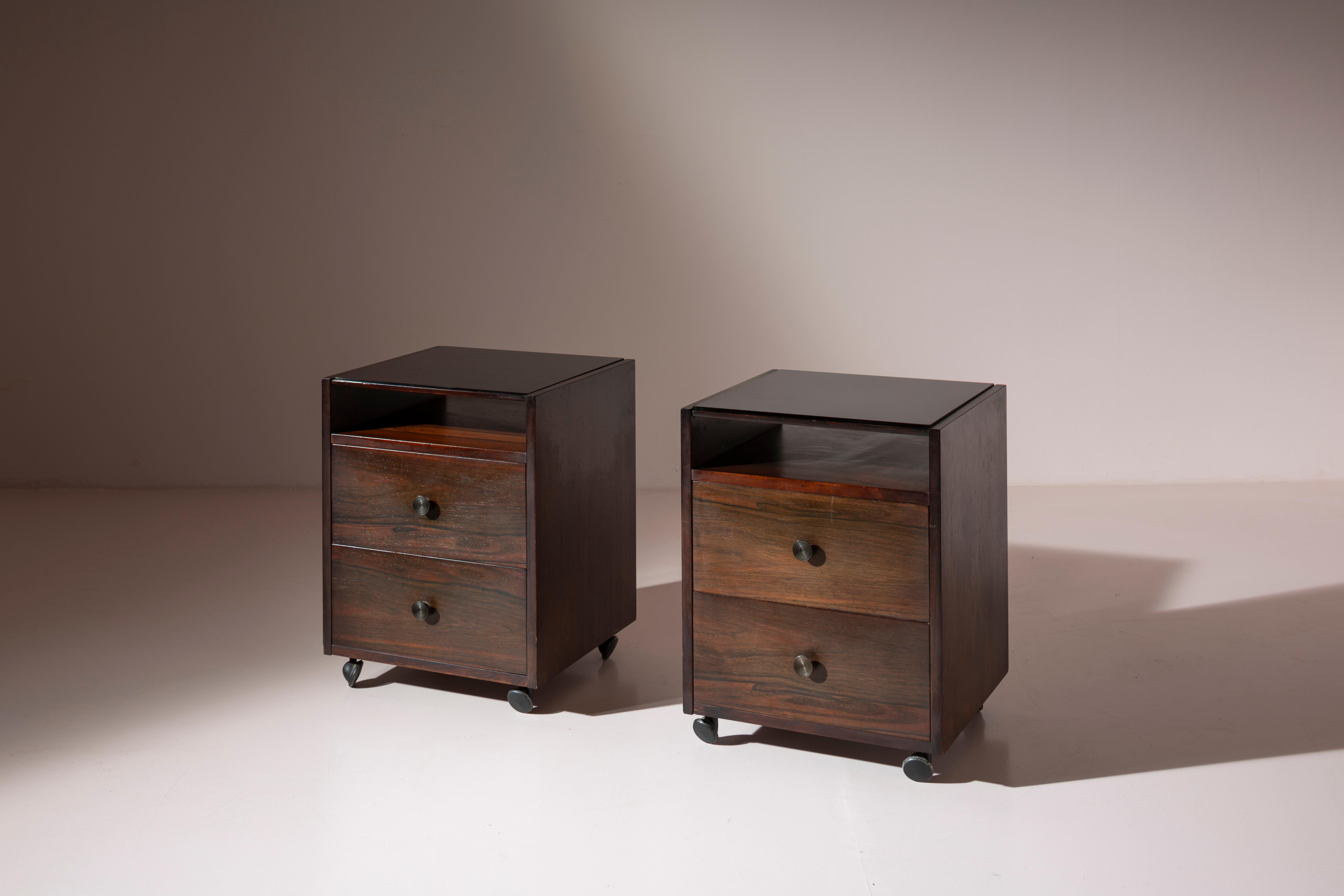 Pair of walnut wood and glass bedside tables, designed by Carlo de Carli, produced by Sormani in 1964.

This pair of small wooden nightstands stands out for the precious interplay of shades, starting from the intricate grain of the wood used,