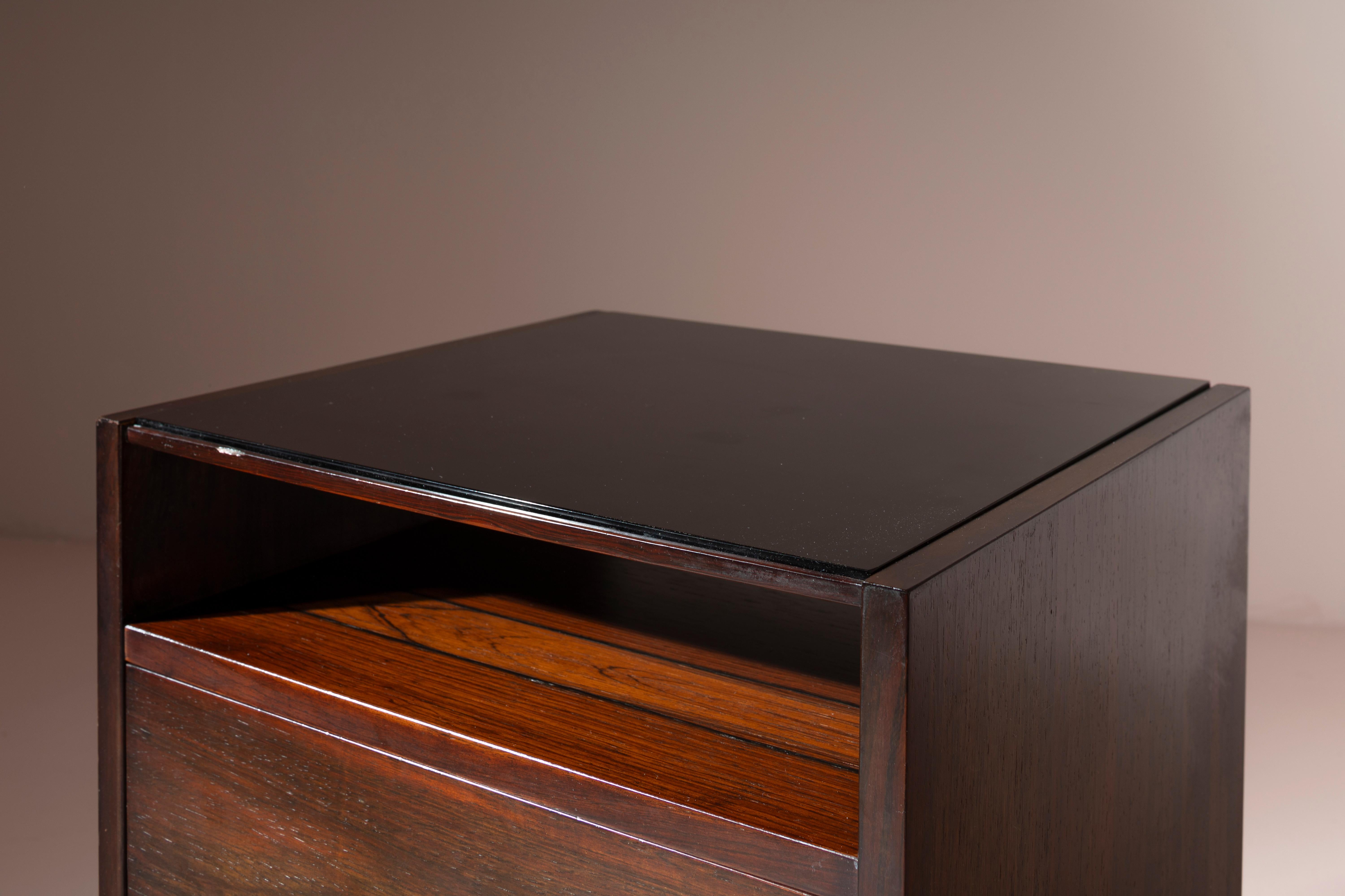 A pair of bedside tables by Carlo De Carli for Sormani, Italy, 1960s In Good Condition In Chiavari, Liguria