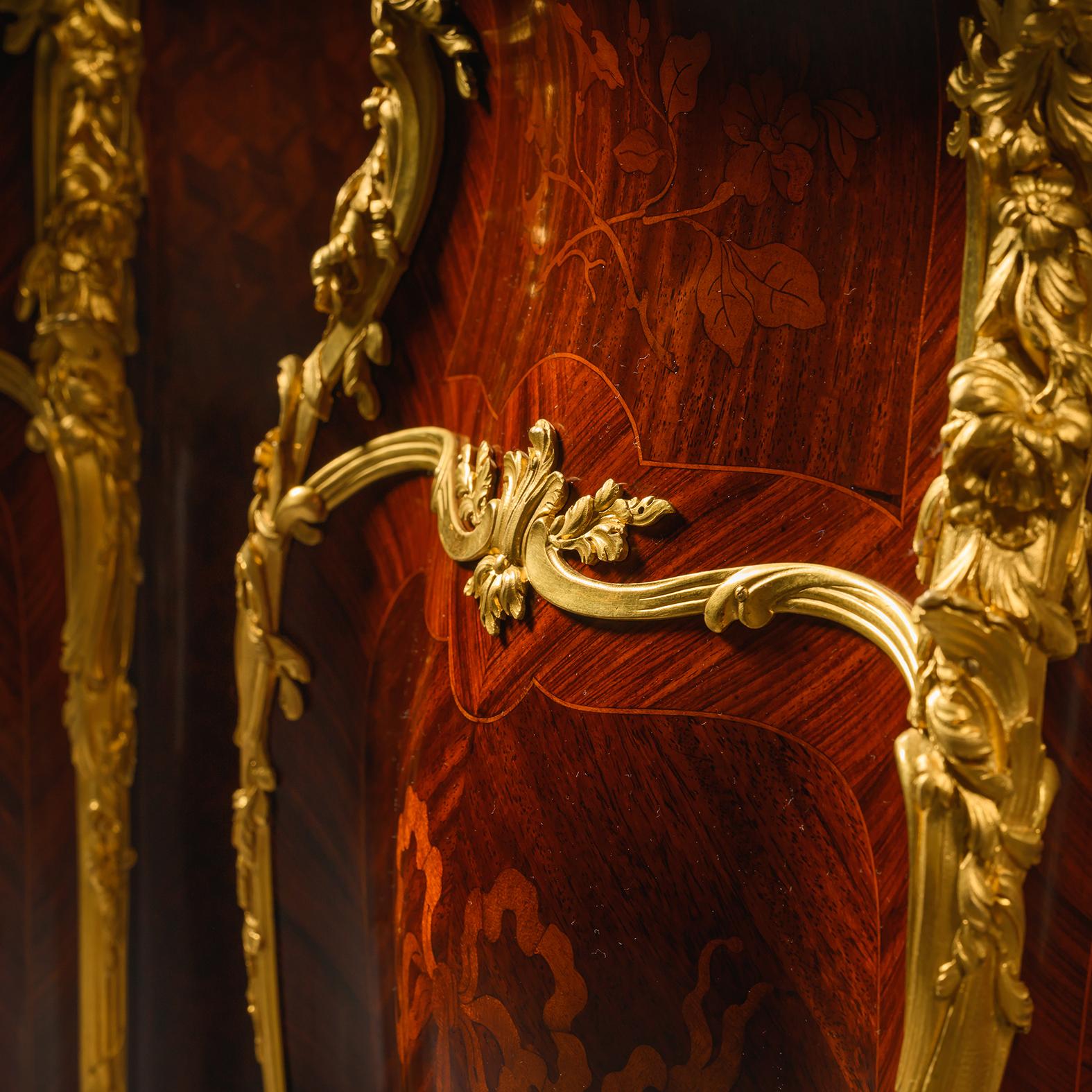 A Pair Of Belle Epoque Marquetry Pedestals, By François Linke, Paris For Sale 1