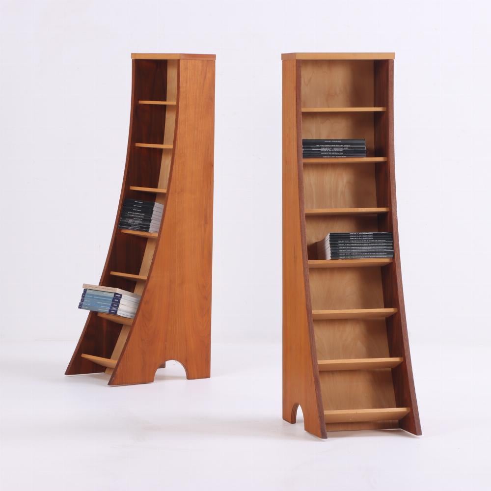 Americano Una coppia di librerie scultoree in noce realizzate a banco. in vendita