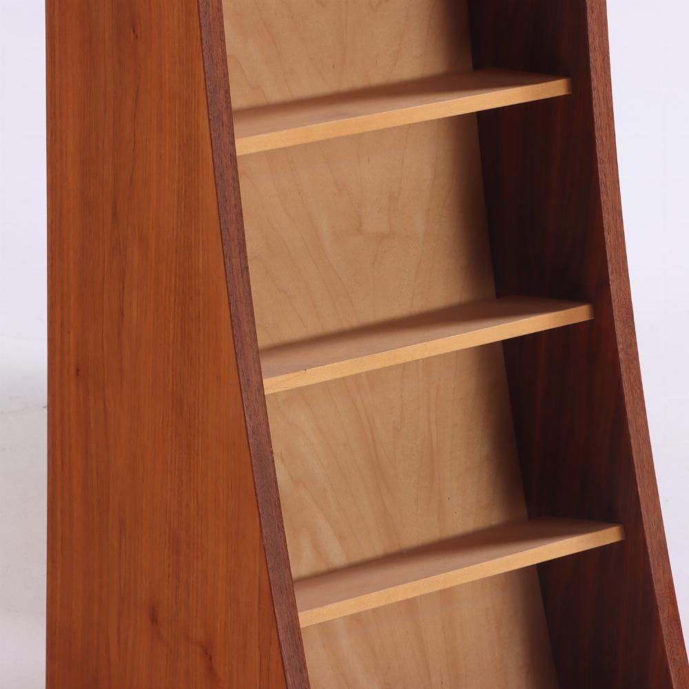 XXI secolo e contemporaneo Una coppia di librerie scultoree in noce realizzate a banco. in vendita