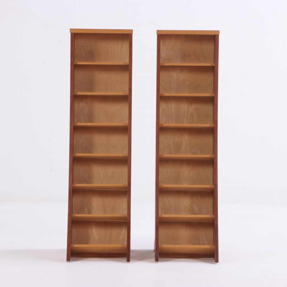 Noce Una coppia di librerie scultoree in noce realizzate a banco. in vendita
