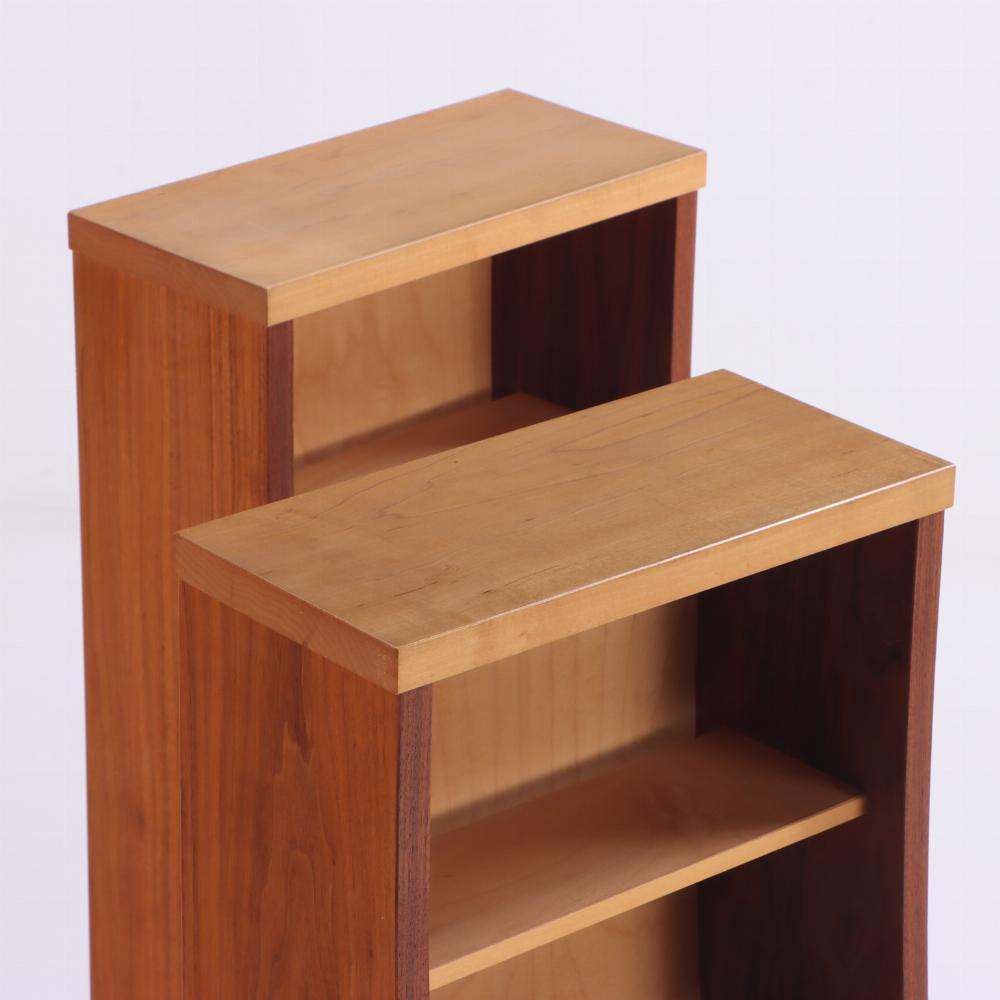 Una coppia di librerie scultoree in noce realizzate a banco. in vendita 2