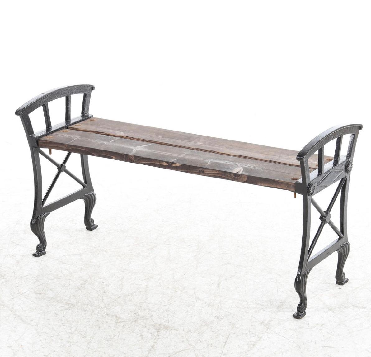 Presque une paire de bancs de jardin en fonte conçus par Folke Bensow en 1925th. Modèle de banc de parc No2. Fabriqué par Näfequarns Bruk en Suède.  Fonte avec siège en bois. La longueur des bancs est légèrement différente. Un banc avec une assise