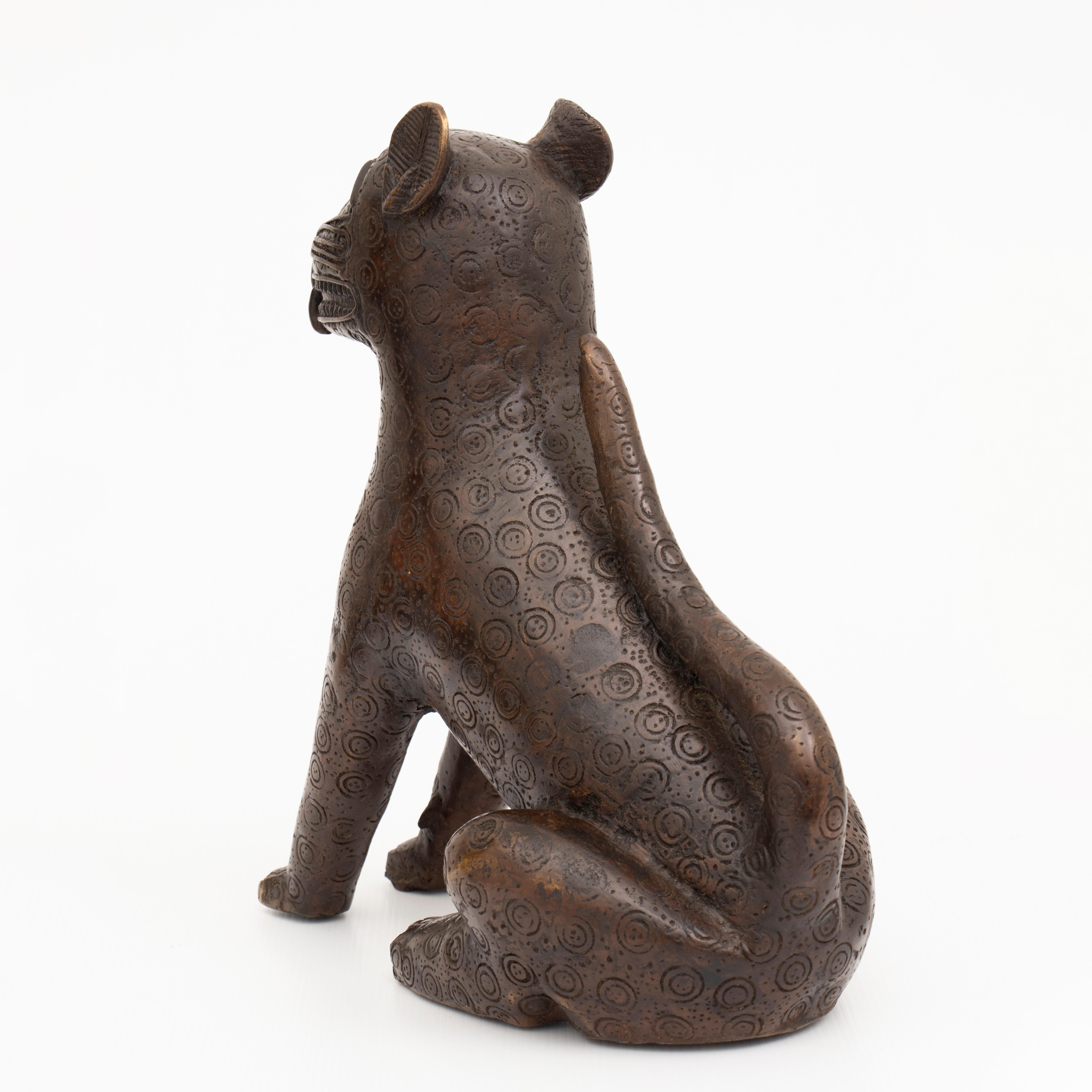 Béninois Paire de léopards en bronze du Bénin:: vers les années 1920-1940