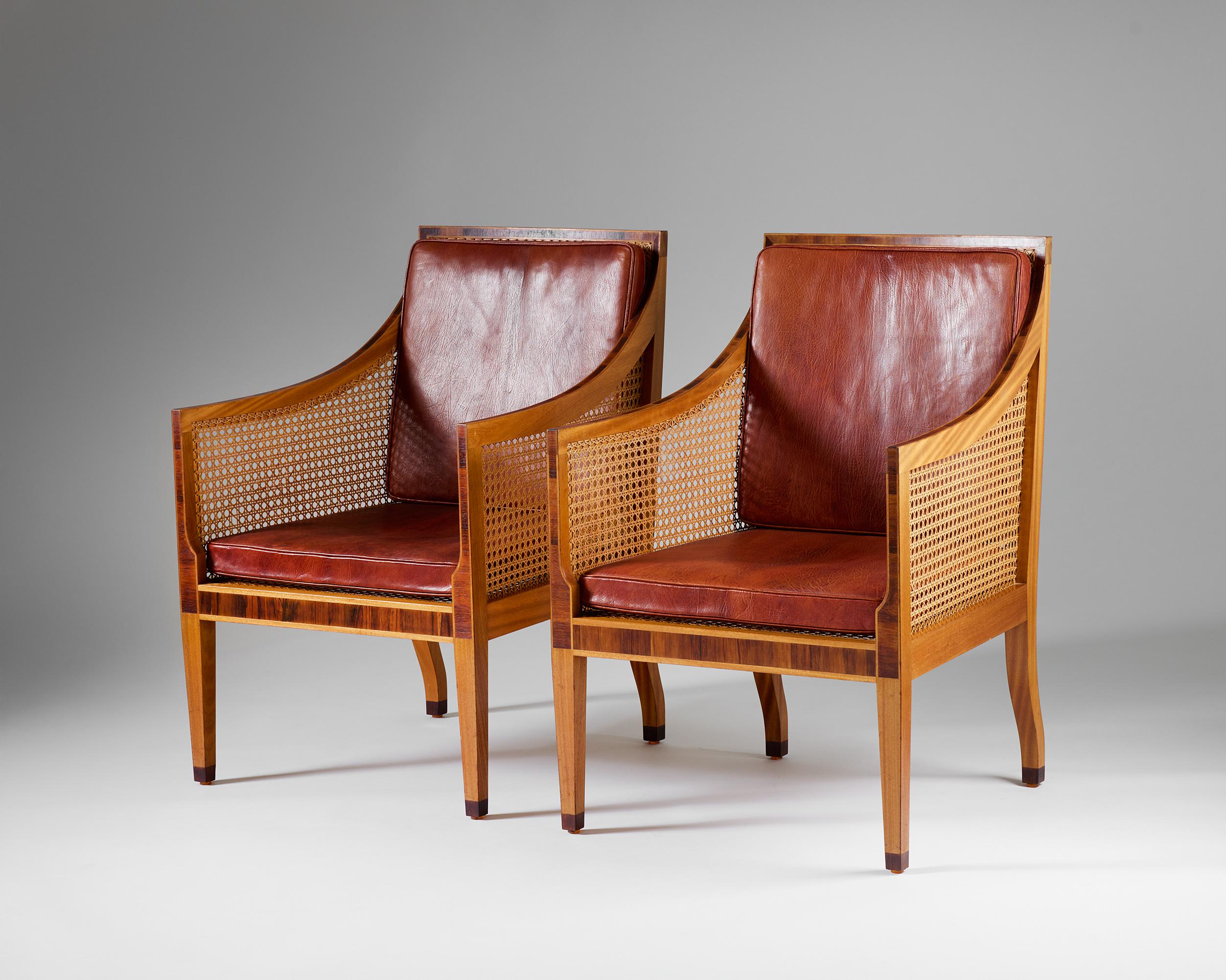 Paire de chaises bergères par Kaare Klint pour Rud Rasmussen, Danemark, années 1930
Cette paire de fauteuils Bergere, conçue par Kaare Klint dans les années 1930, reflète son interprétation raffinée des traditions européennes du XVIIIe siècle en