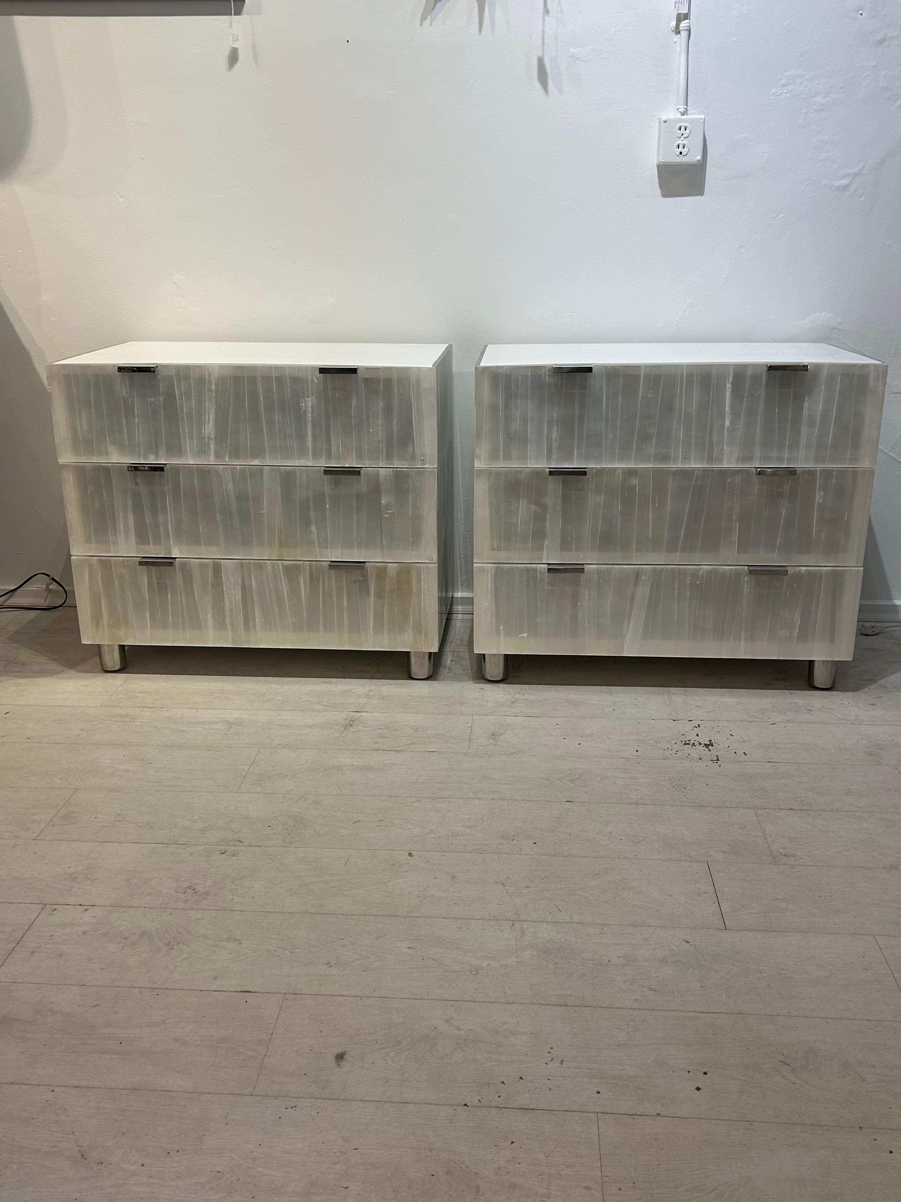 Una coppia di comodini Bernhardt Salka in cristallo di selenite in vendita 3