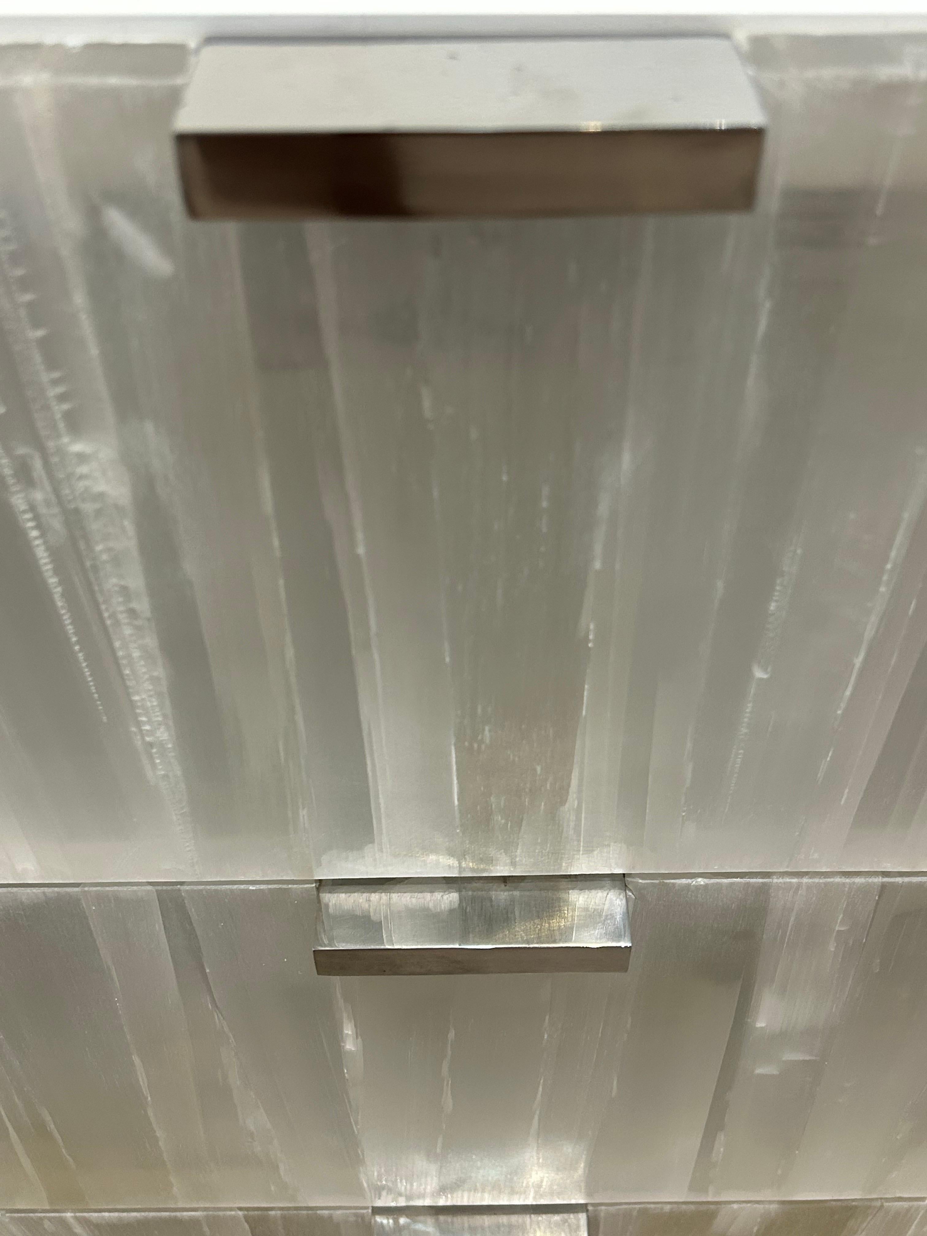 Una coppia di comodini Bernhardt Salka in cristallo di selenite in vendita 5