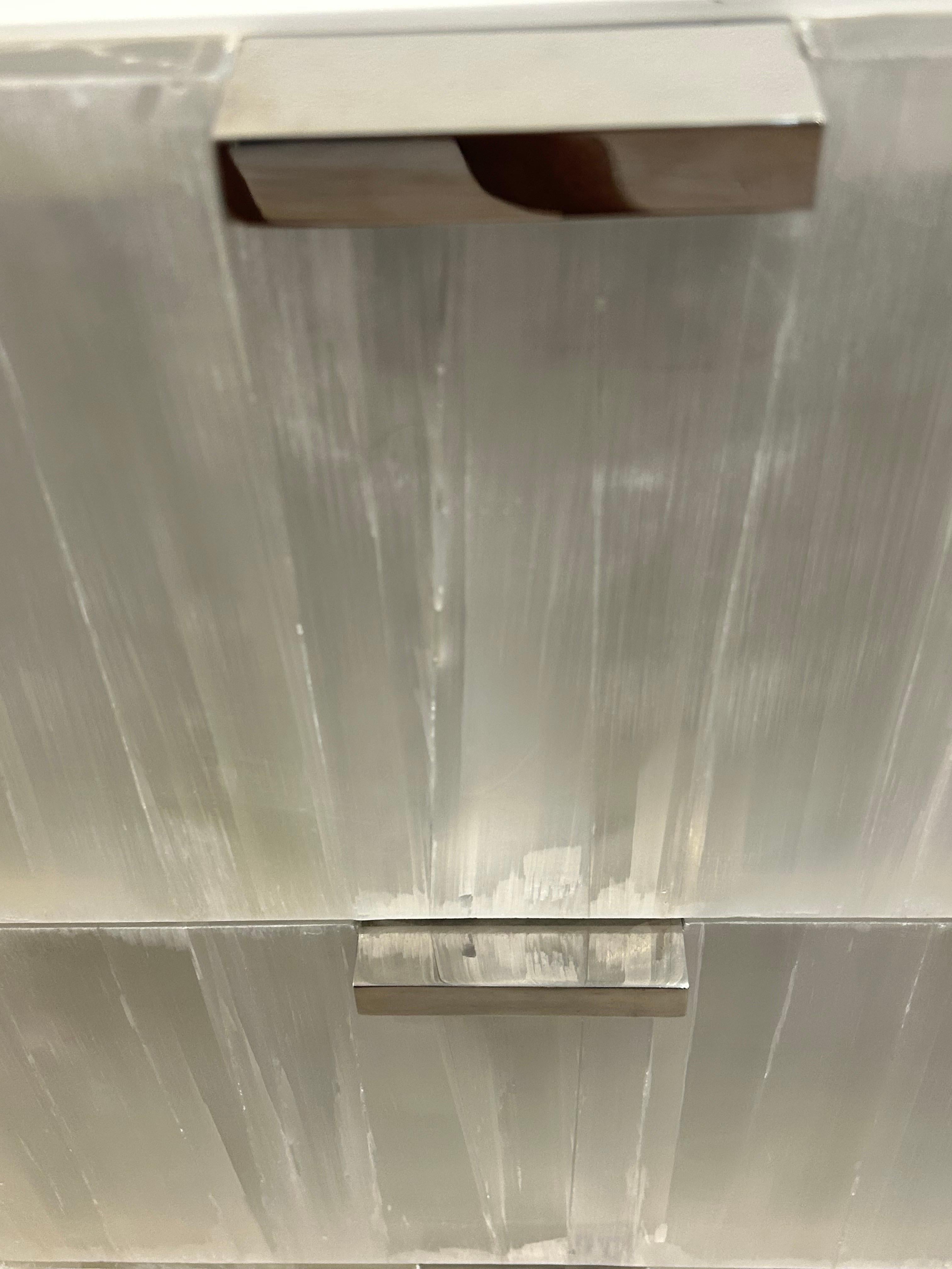 Una coppia di comodini Bernhardt Salka in cristallo di selenite in vendita 6