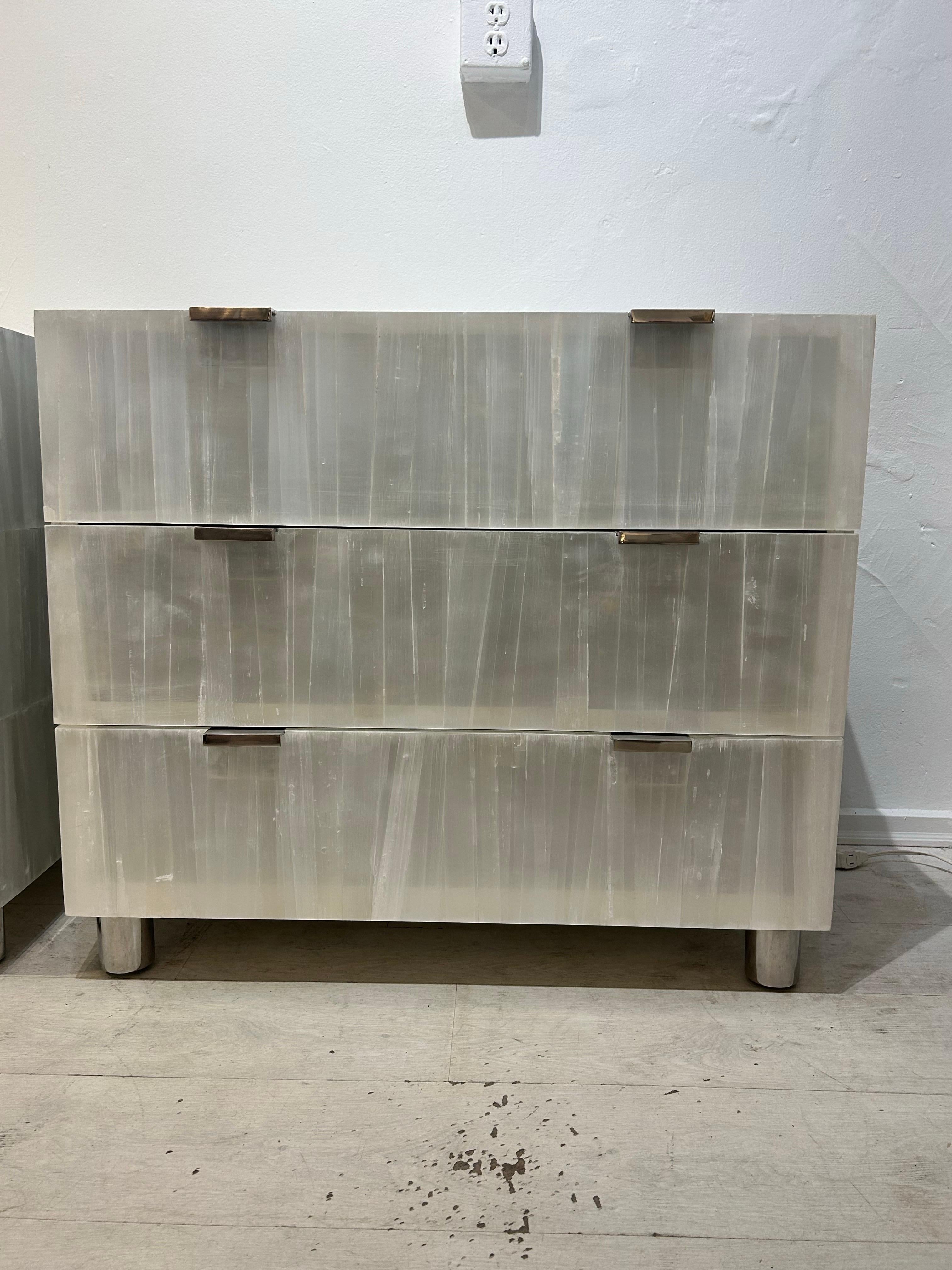 Una coppia di comodini Bernhardt Salka in cristallo di selenite in vendita 7