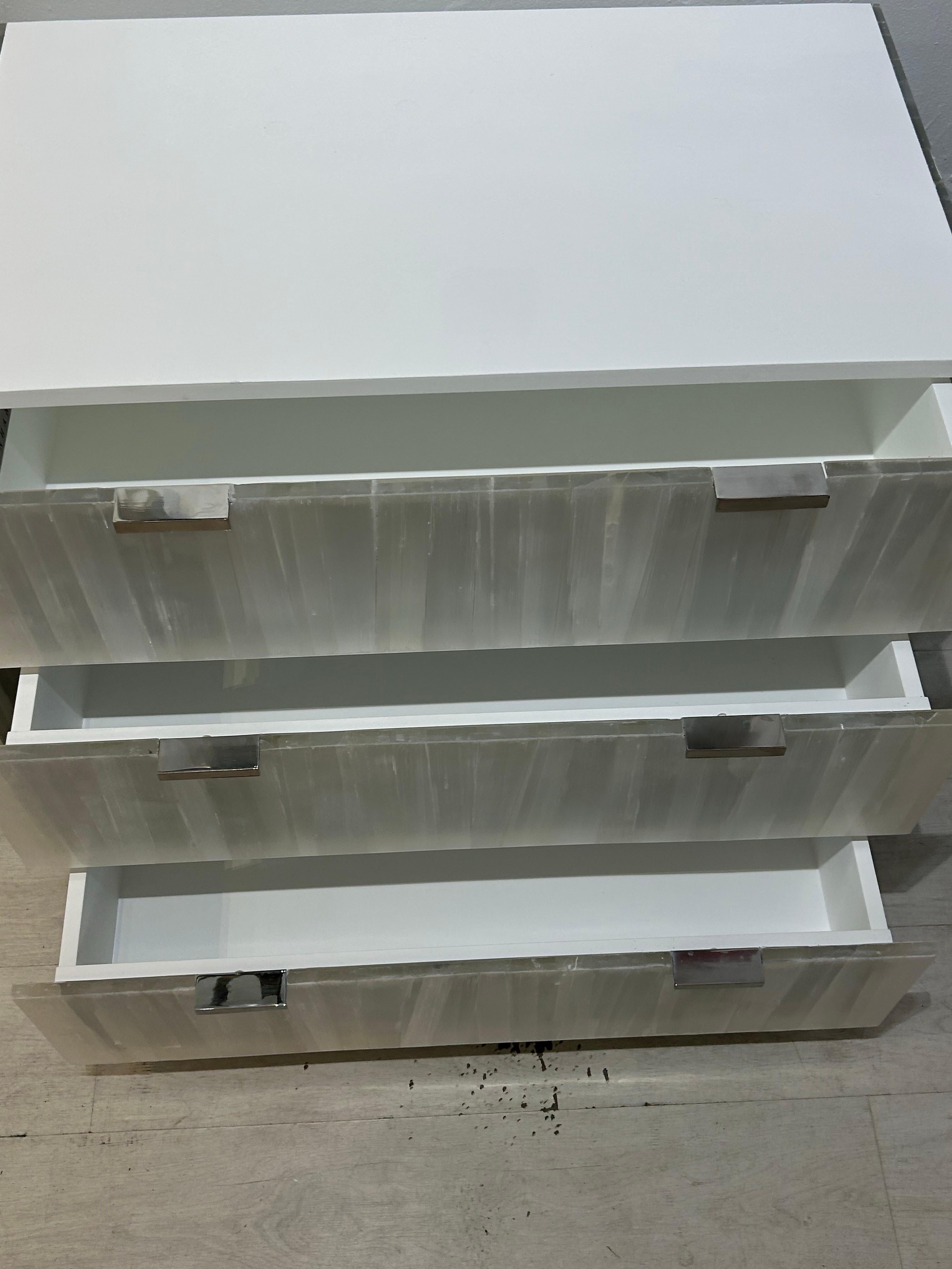 Una coppia di comodini Bernhardt Salka in cristallo di selenite in vendita 8