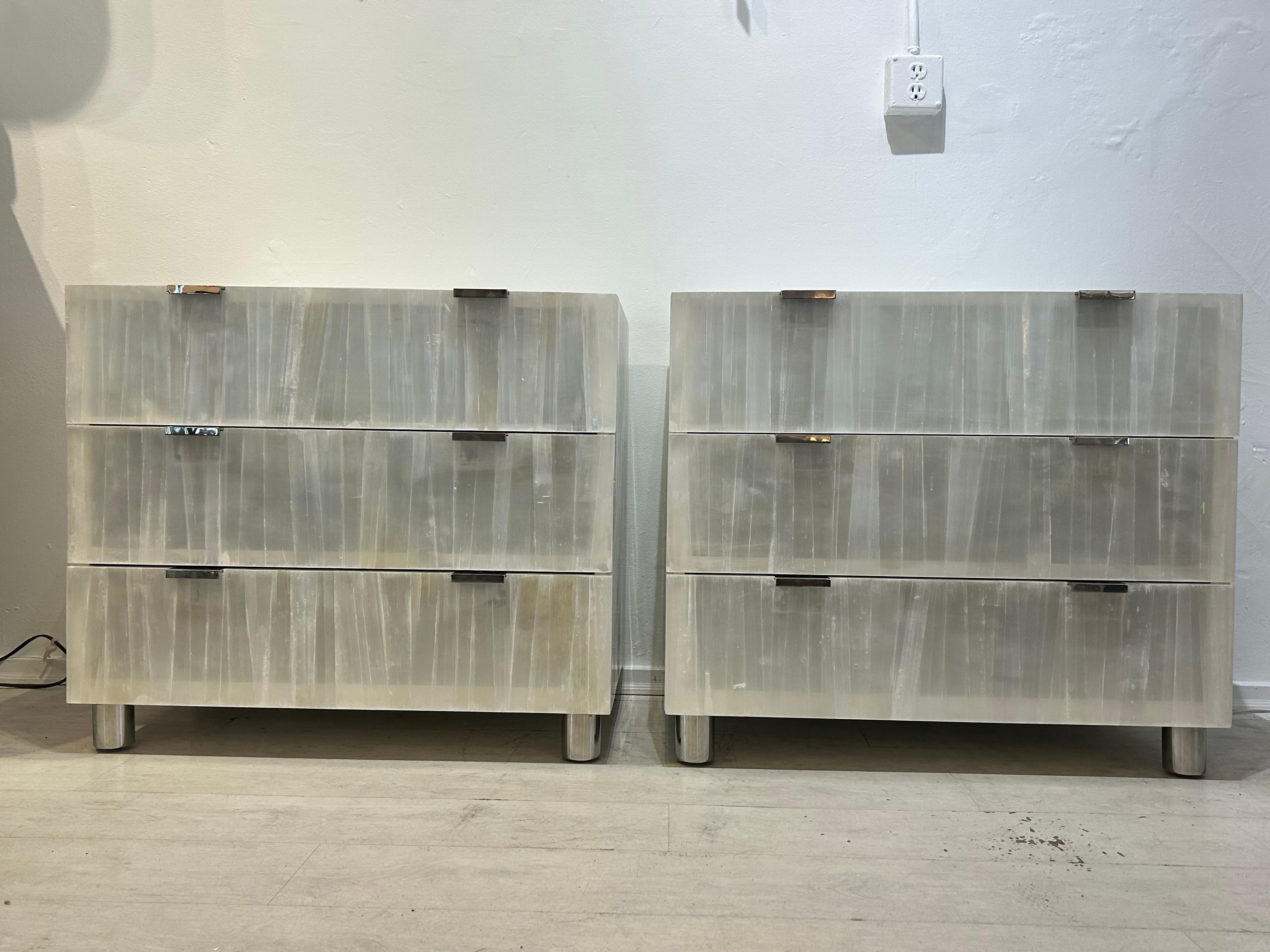 Eccezionale coppia di comò o comodini Bernhardt in cristallo di selenite... avvolti da splendidi cristalli luminosi e con piani in lacca bianca lucida con tiretti in acciaio inox e quattro piedini circolari in acciaio inox..... I cassetti si