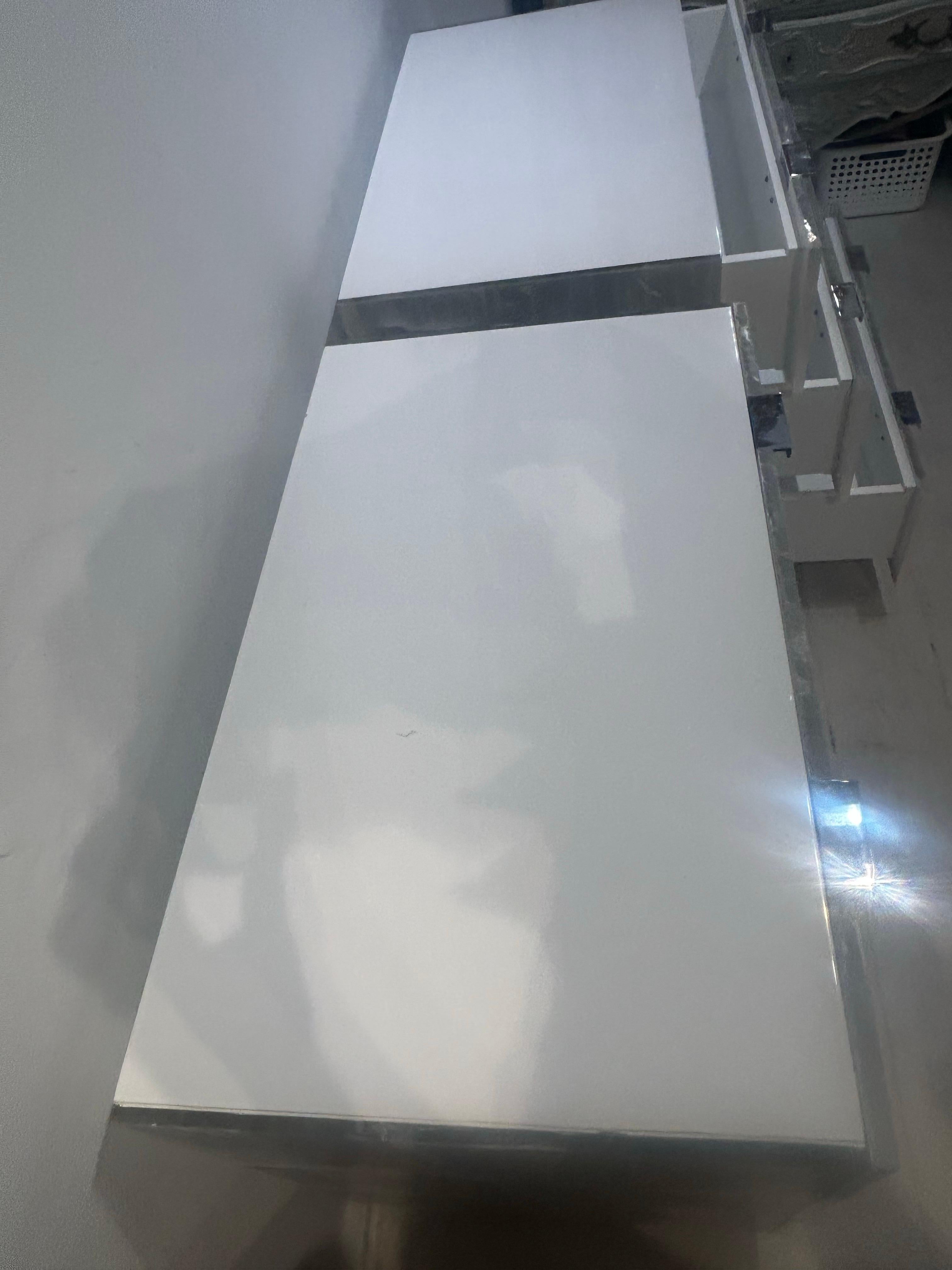 Moderno Una coppia di comodini Bernhardt Salka in cristallo di selenite in vendita