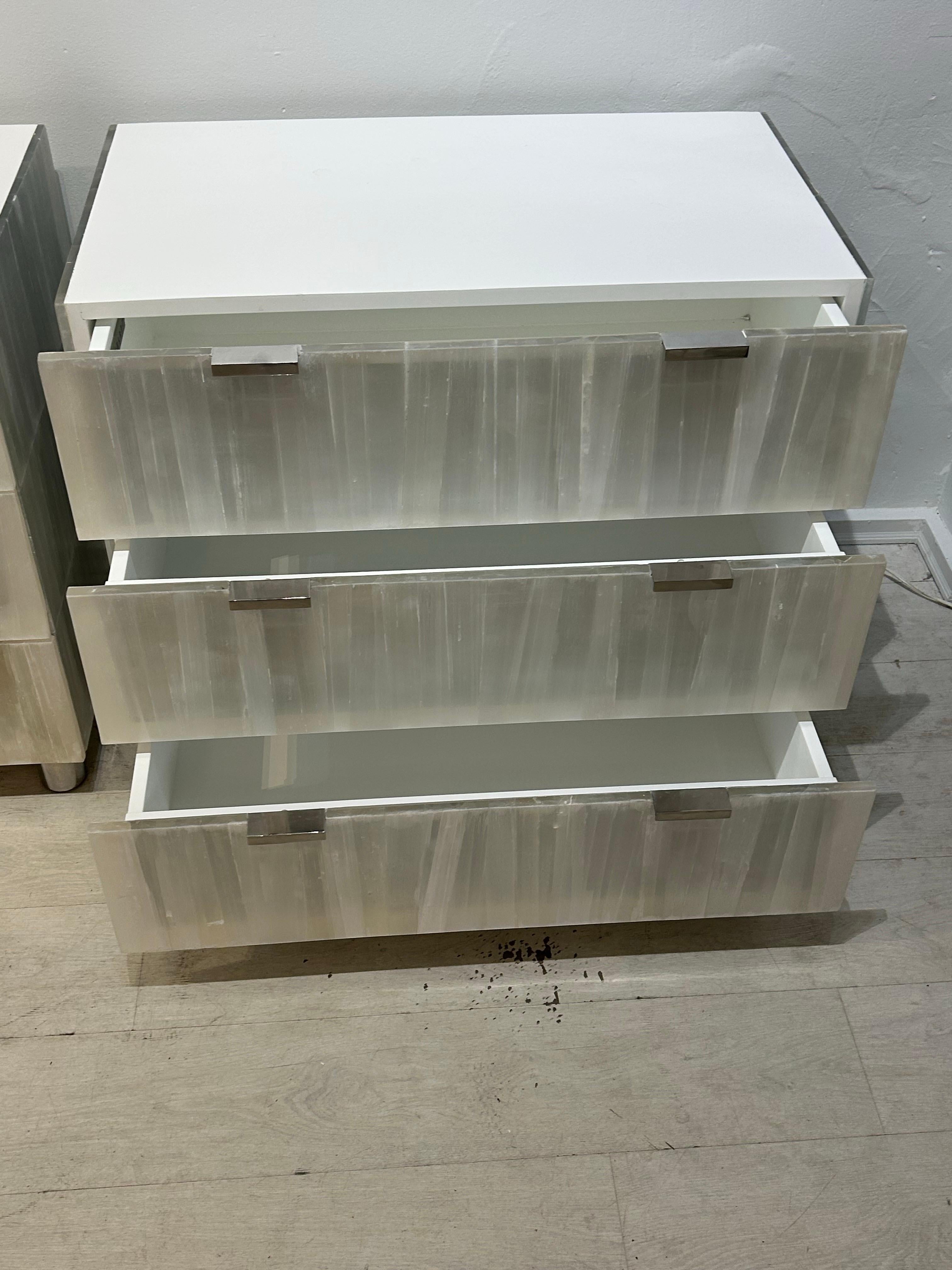 Americano Una coppia di comodini Bernhardt Salka in cristallo di selenite in vendita