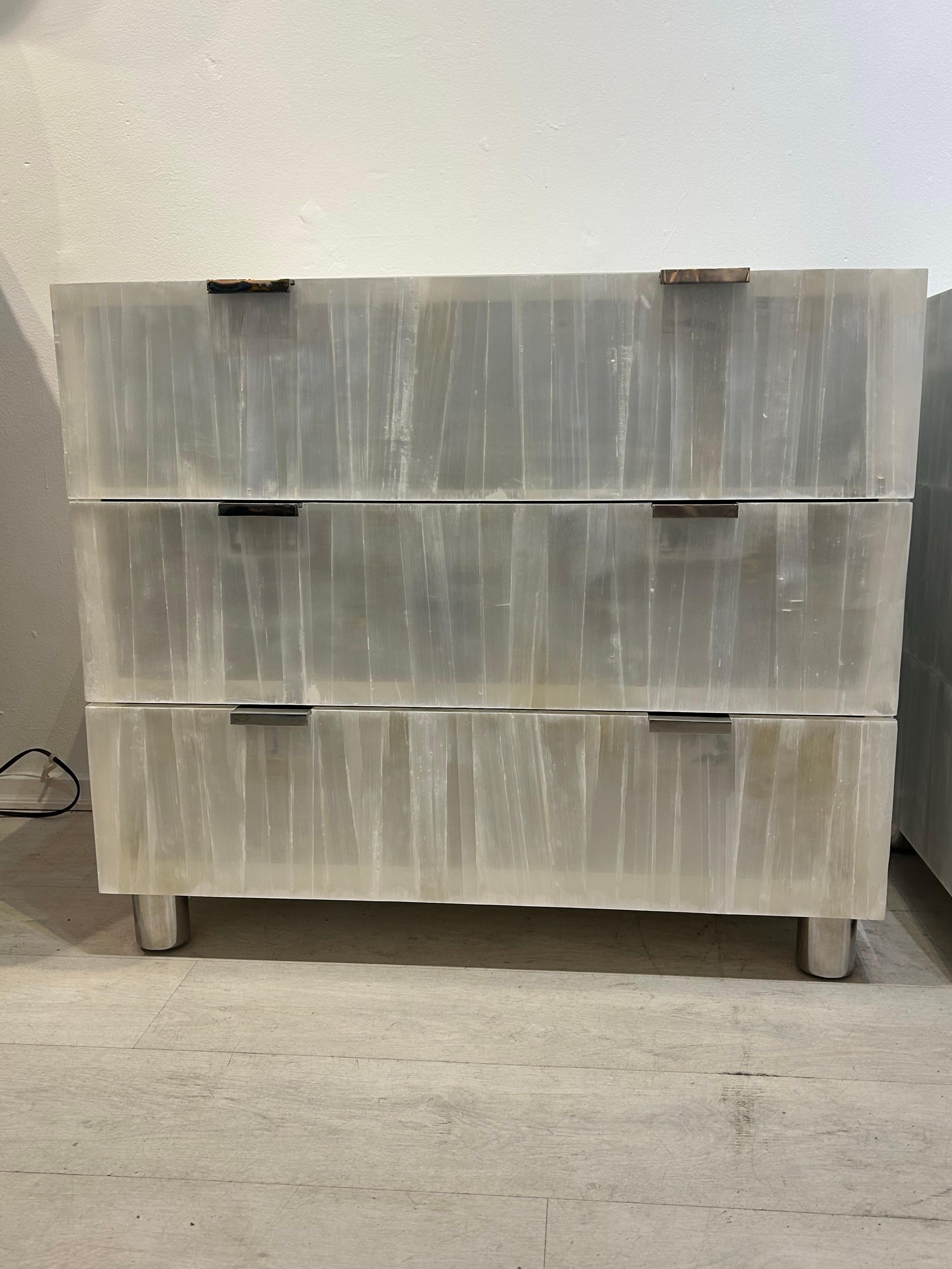 Laccato Una coppia di comodini Bernhardt Salka in cristallo di selenite in vendita