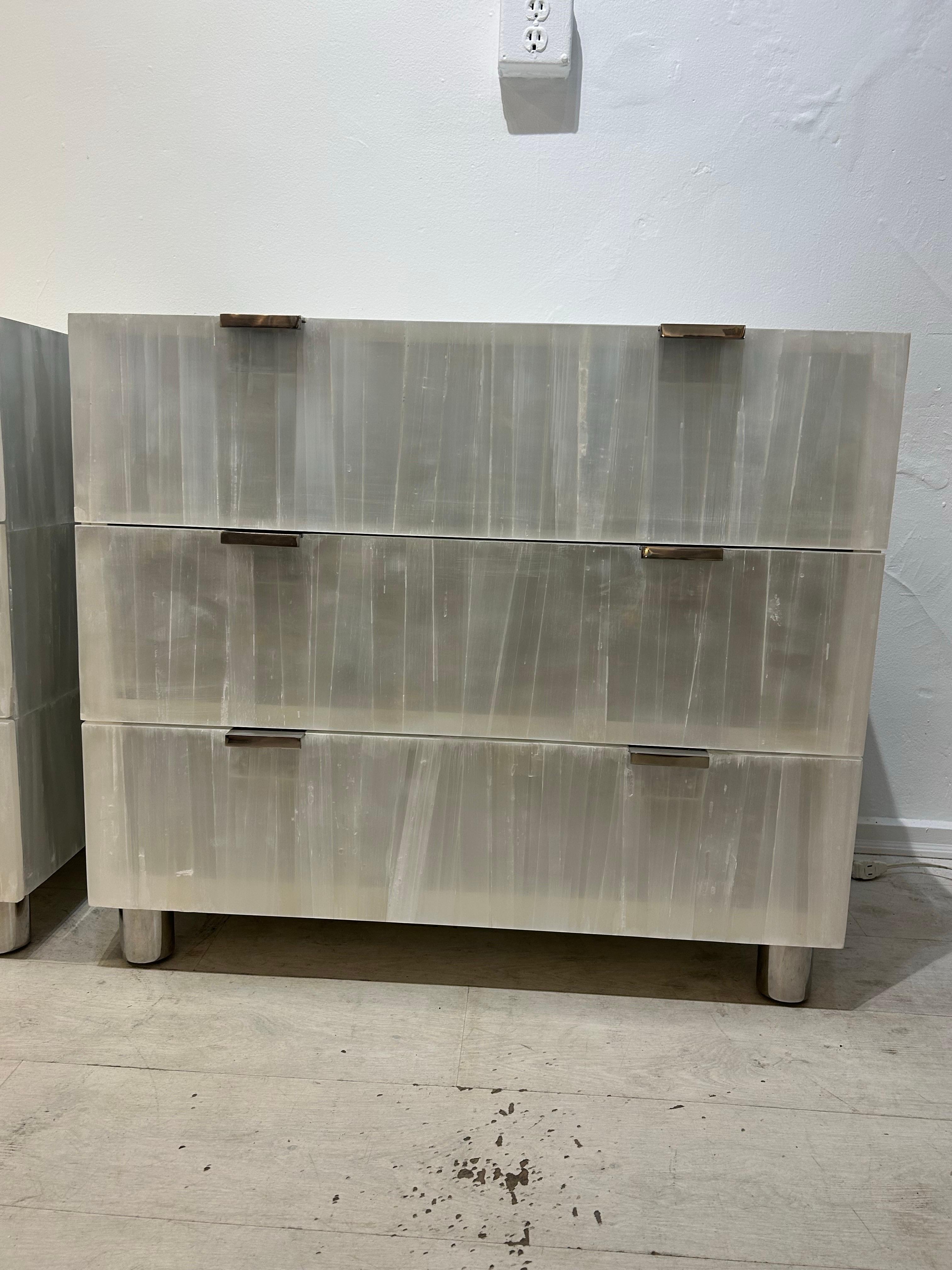 Una coppia di comodini Bernhardt Salka in cristallo di selenite In condizioni buone in vendita a West Palm Beach, FL