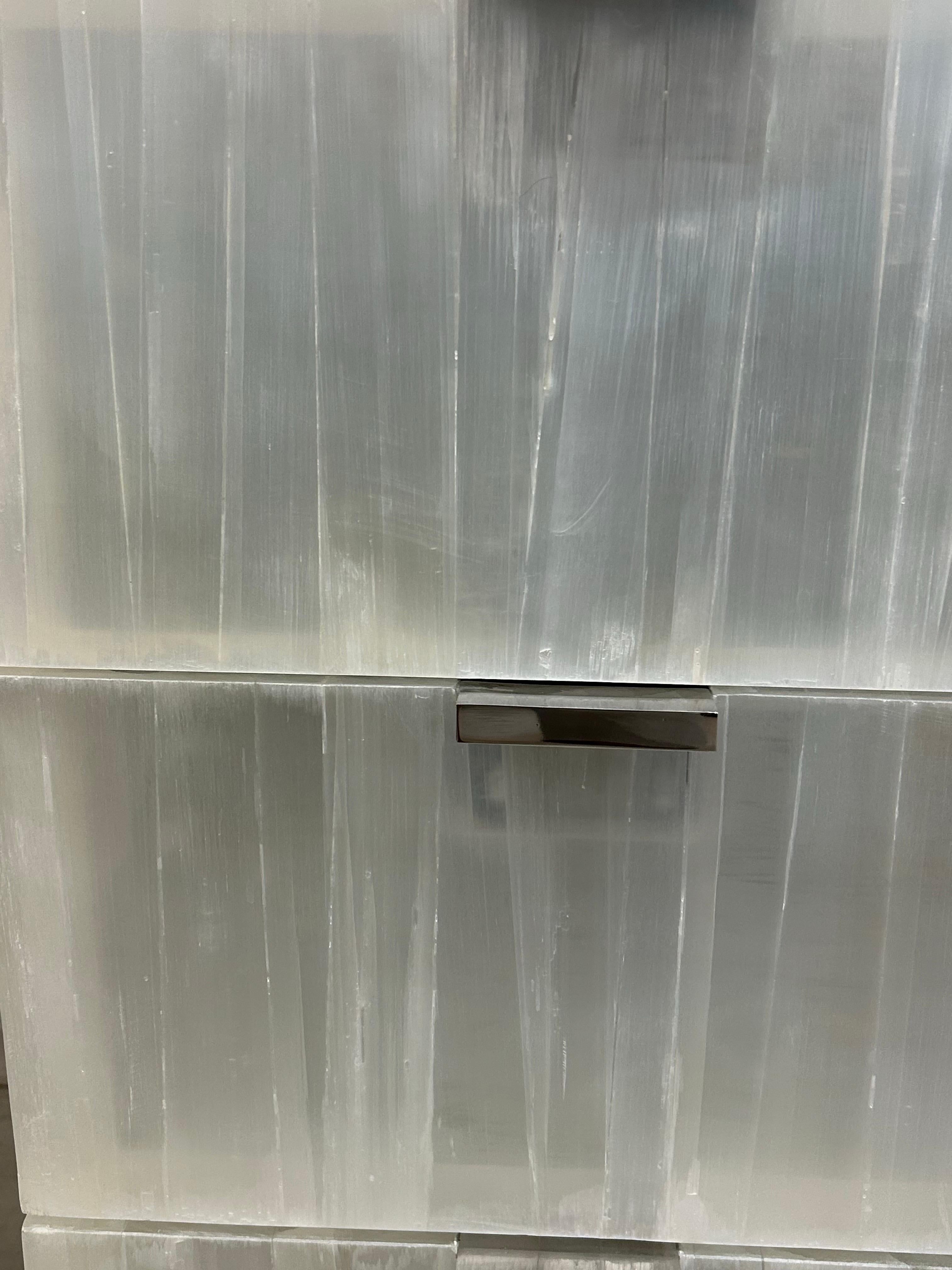 XXI secolo e contemporaneo Una coppia di comodini Bernhardt Salka in cristallo di selenite in vendita