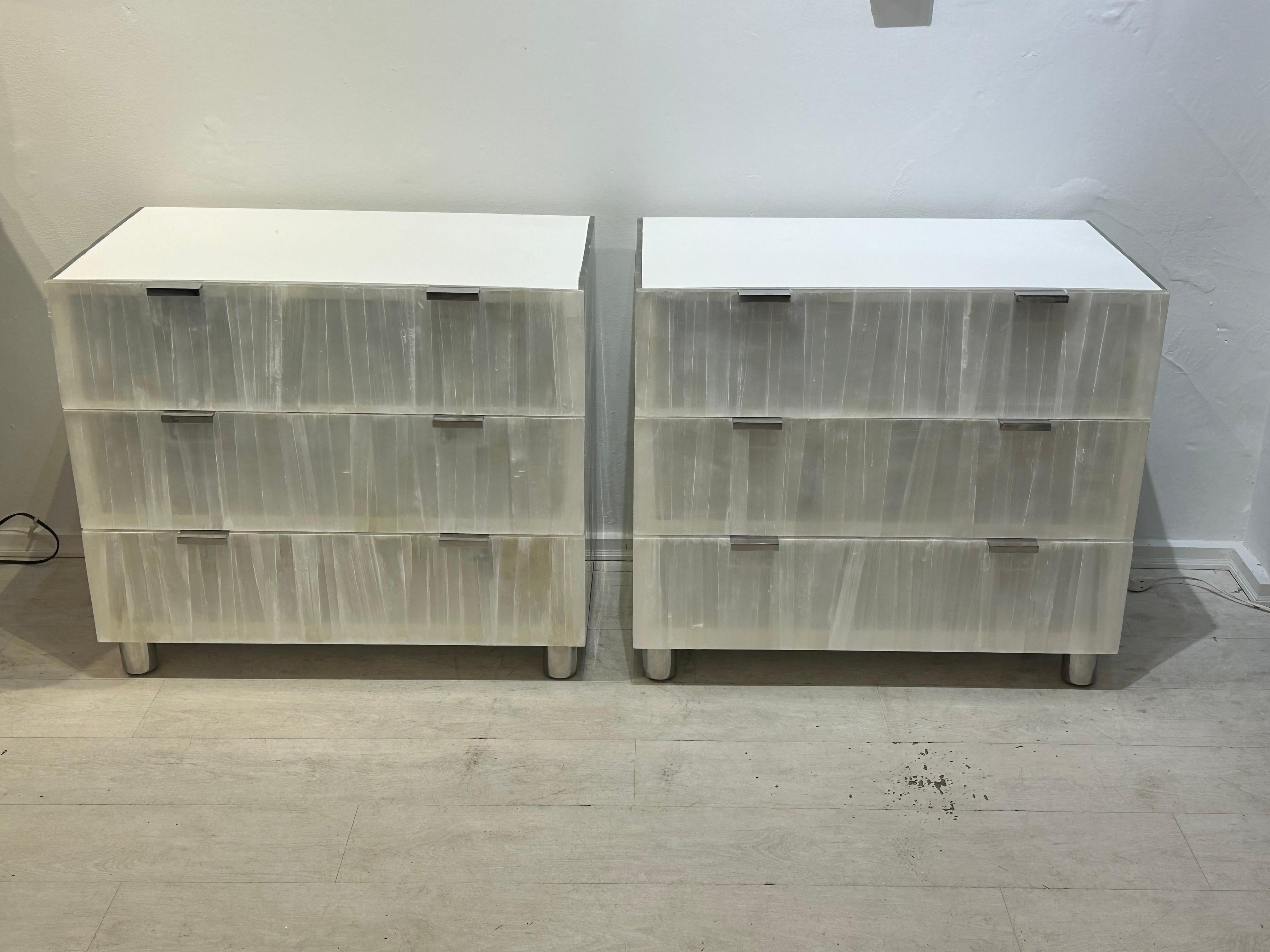 Cristallo Una coppia di comodini Bernhardt Salka in cristallo di selenite in vendita