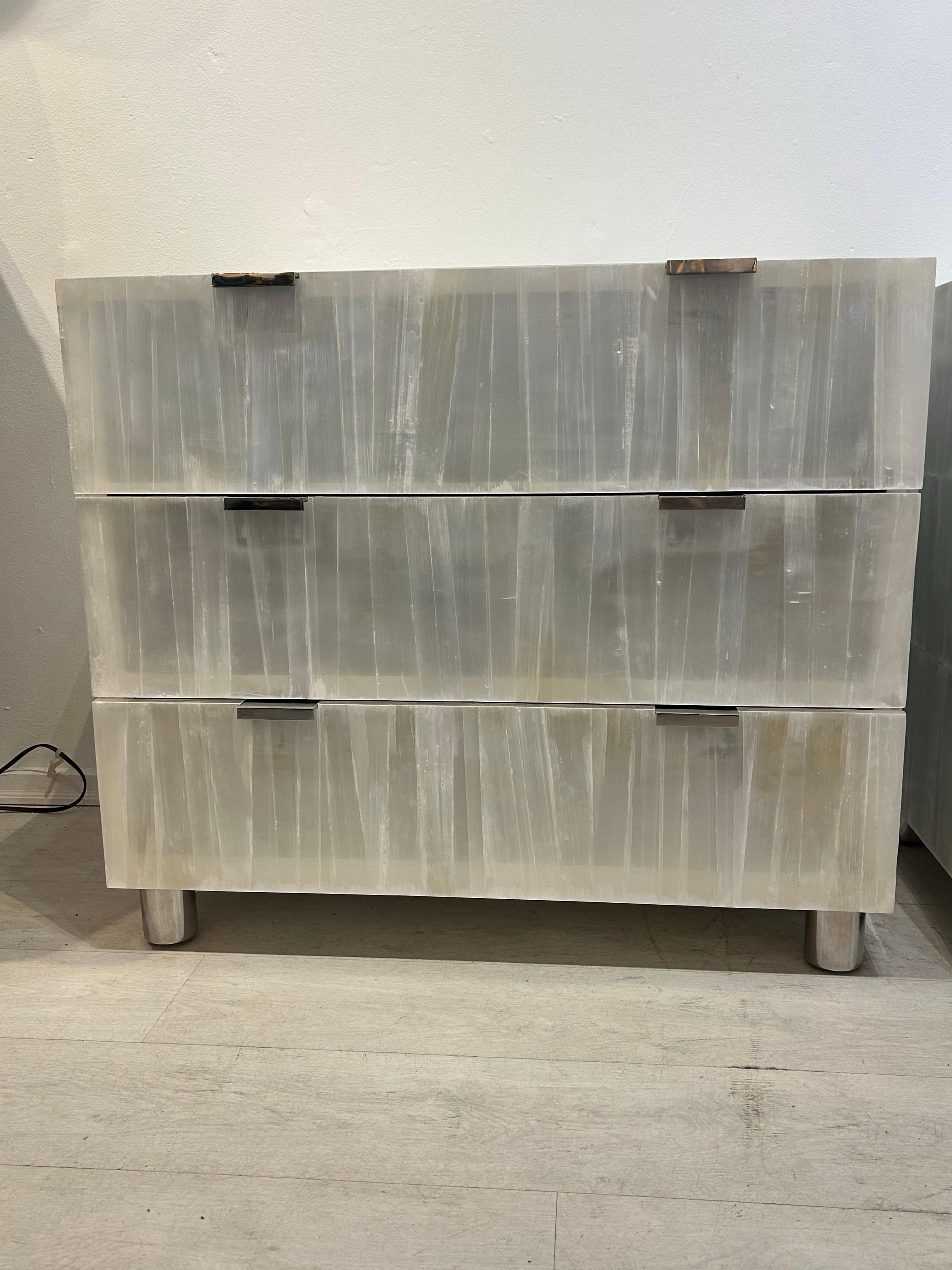 Una coppia di comodini Bernhardt Salka in cristallo di selenite in vendita 1