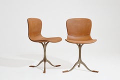 Coppia di sedie in pelle Bespoke con base in ottone sabbiato, di P. Tendercool