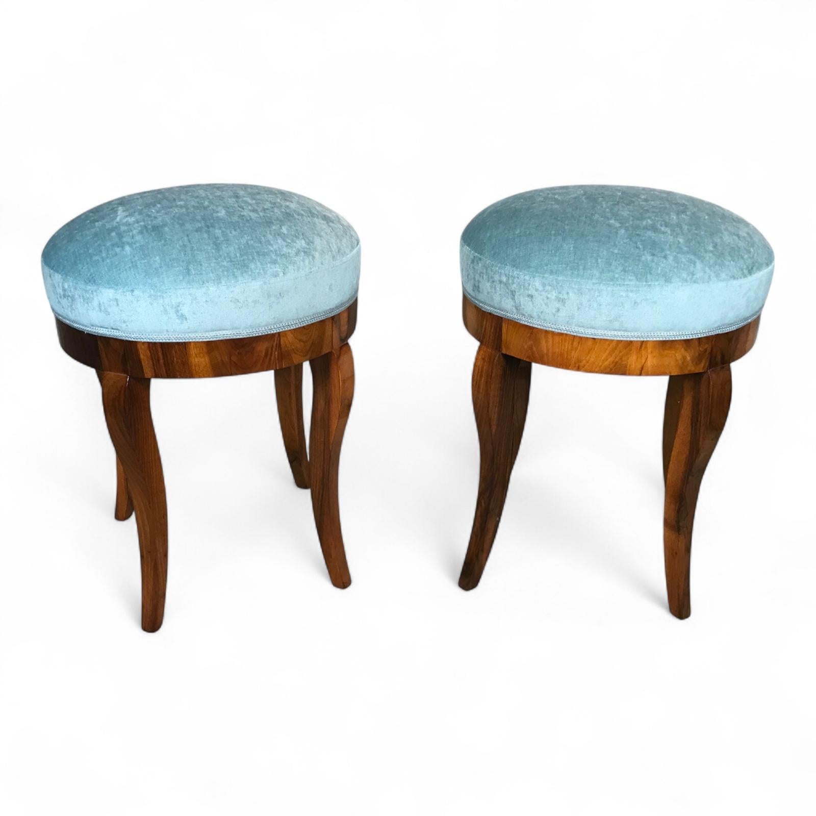 A Pair of Biedermeier Stools, 1820, Walnut Veneer, Refinished In Good Condition For Sale In Belmont, MA