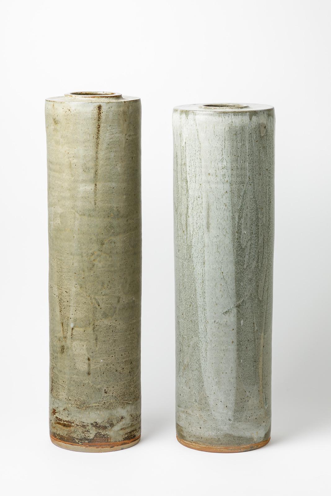 Paire de vases en céramique à décor de glaçures grises, beiges et blanches par Robert Whiting.
Un vase est plus petit.
Conditions d'origine parfaites.
Signé sous la base.
Circa 1980.
Pièce unique.
Dimensions :
- 63 cm x 17 cm / 25' x 6' 7