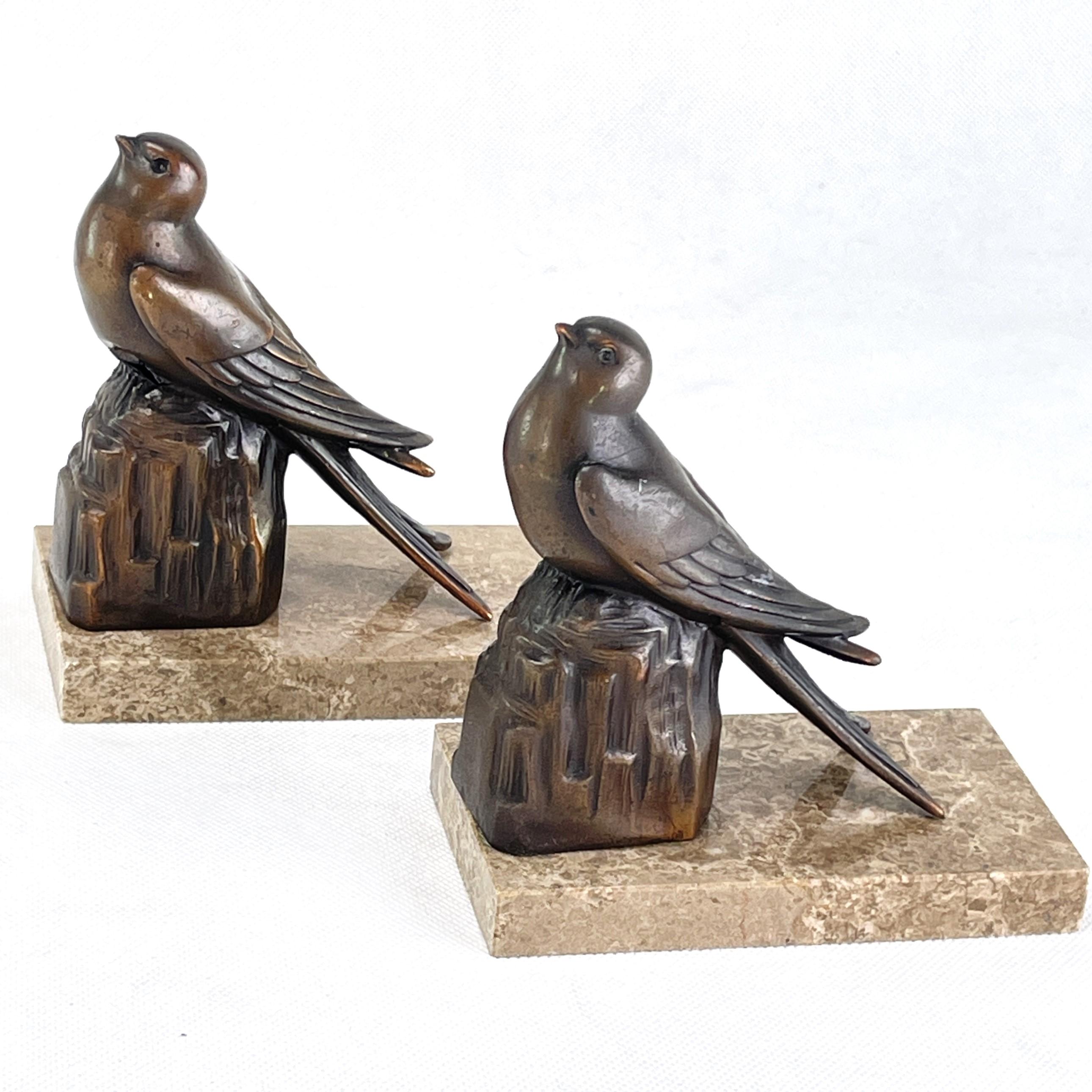 Art Deco bird bookends - 1930s

These two rare bookends are a real design classic from the 30s. The bird supports are original and the patina is still intact.

The cleaned items and each weights 1 kg / 2.2 lbs.