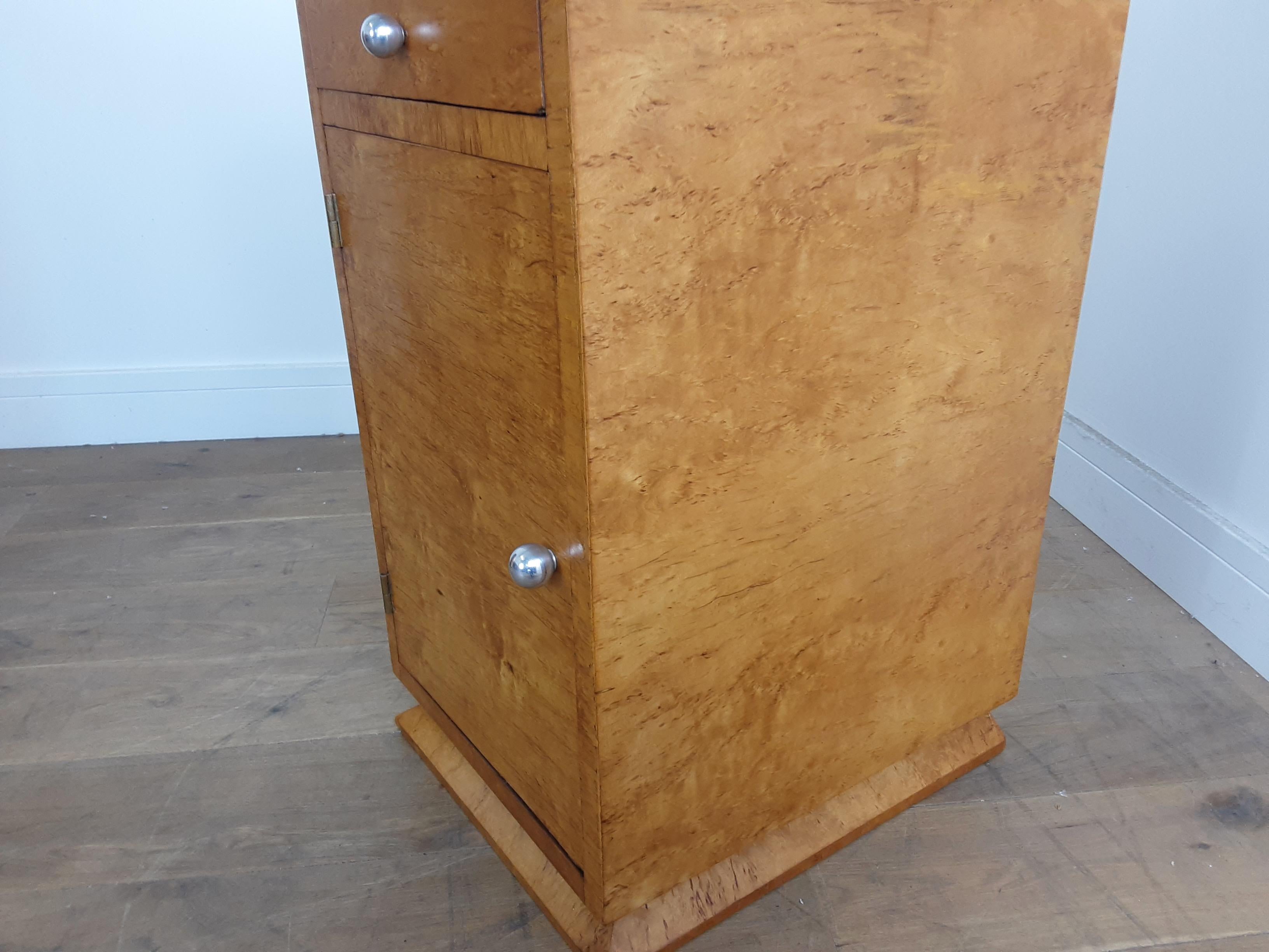 Pair of Bird's-Eye Maple Bedside Cabinets For Sale 3