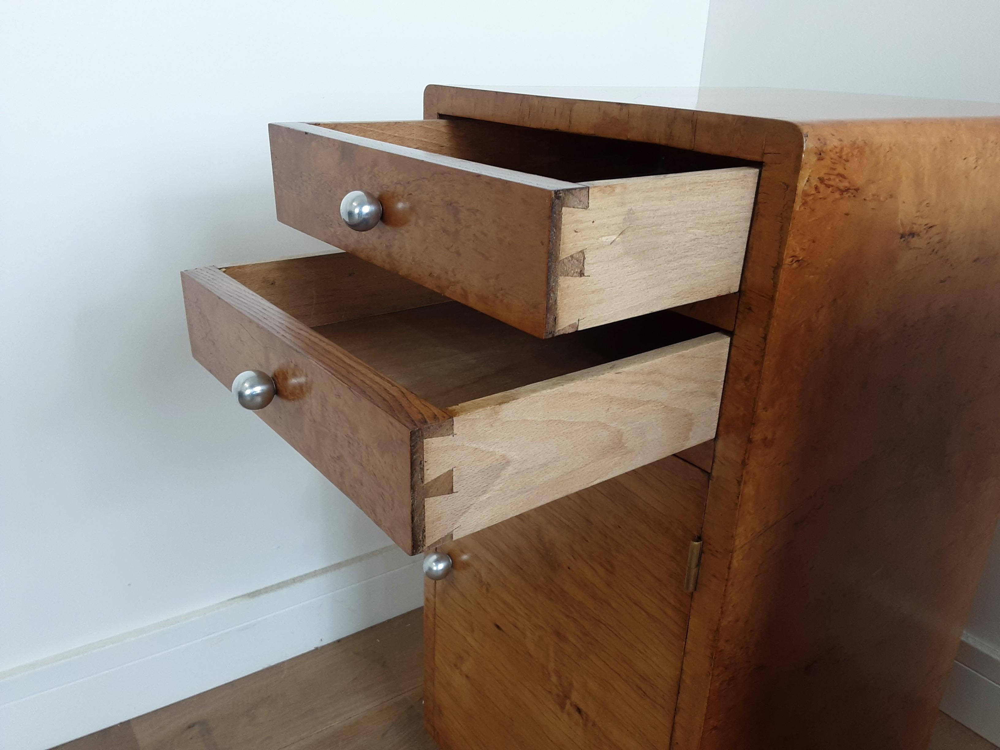 British Pair of Bird's-Eye Maple Bedside Cabinets For Sale