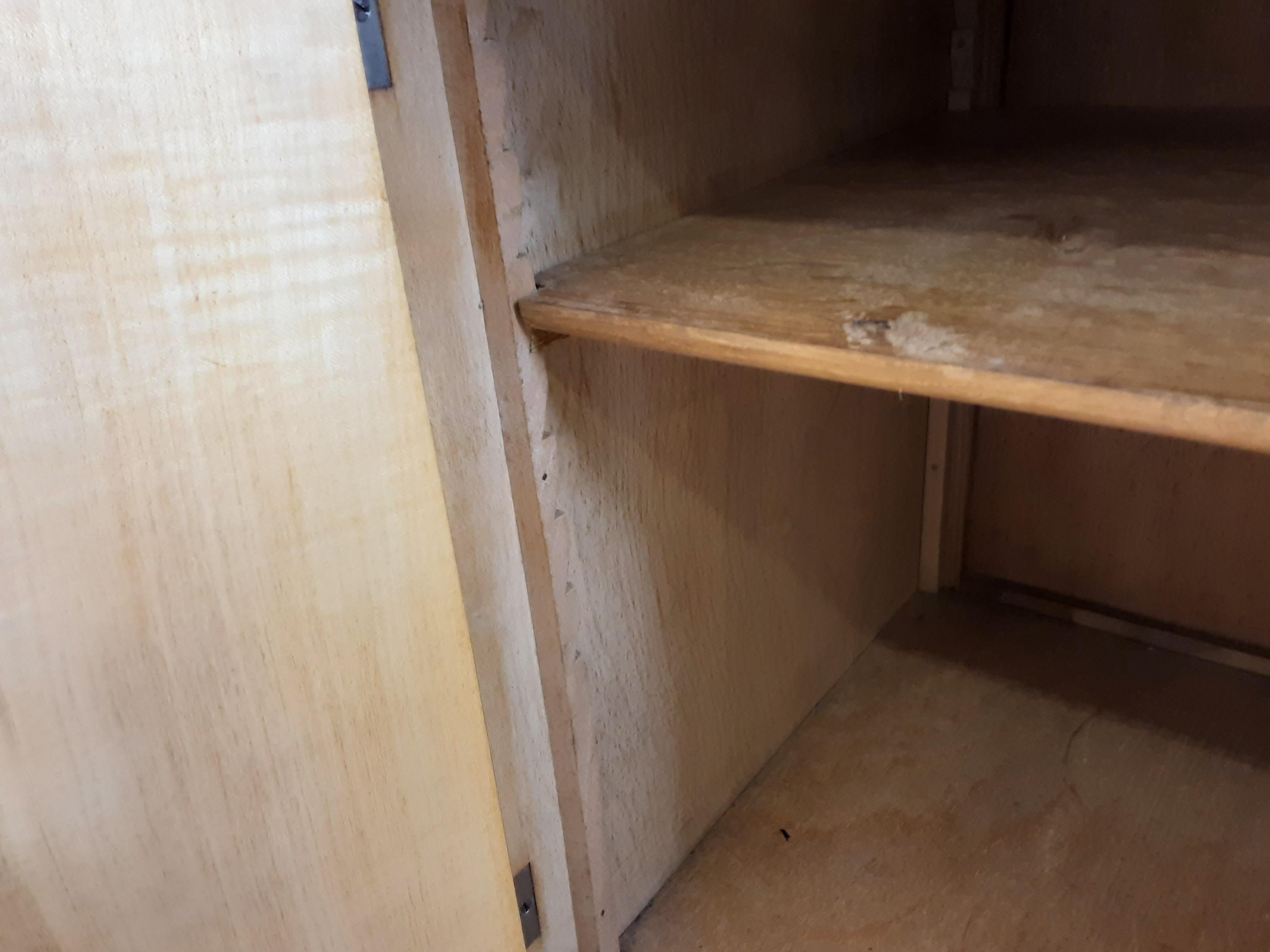 20th Century Pair of Bird's-Eye Maple Bedside Cabinets For Sale
