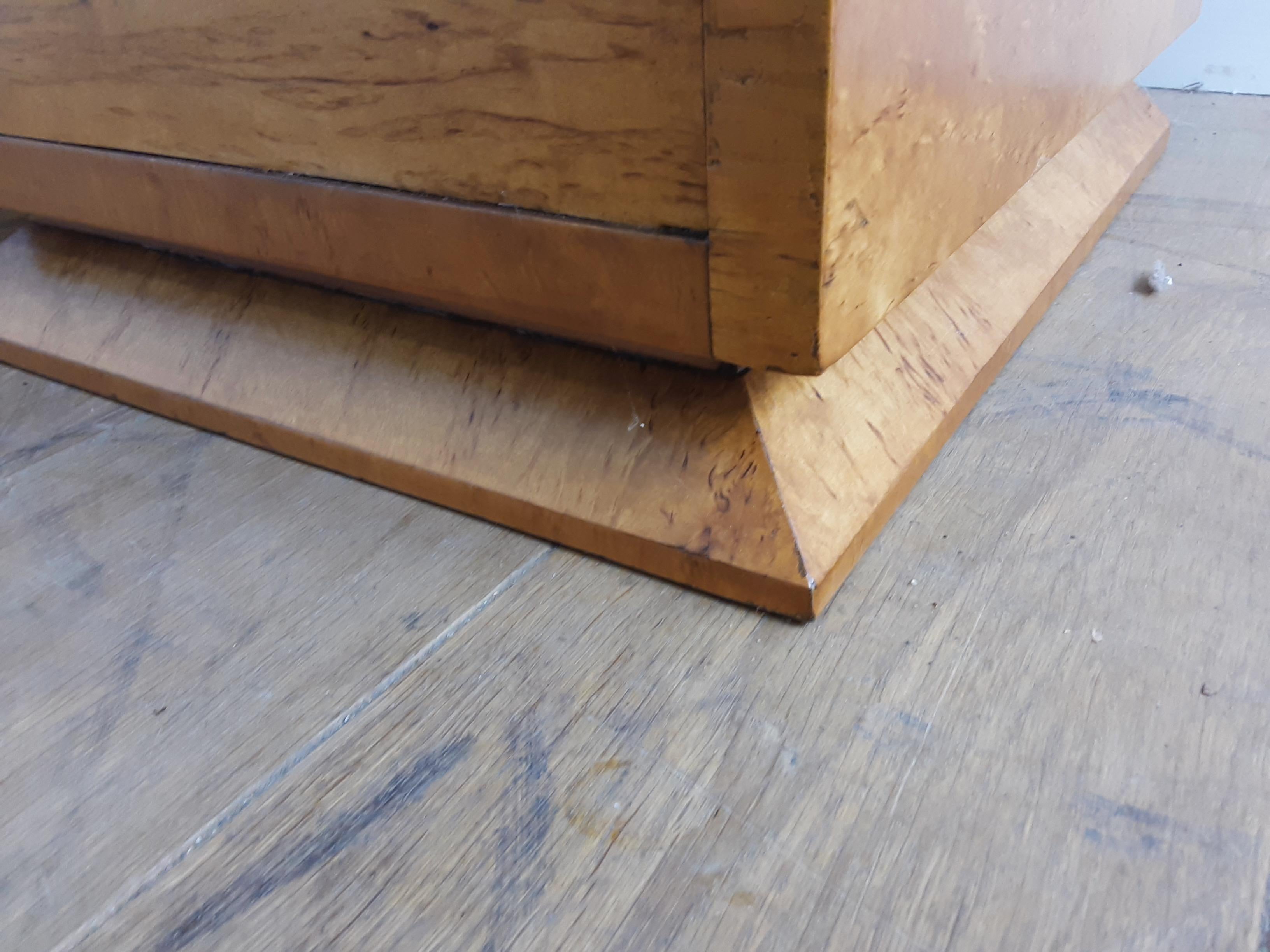 Birdseye Maple Pair of Bird's-Eye Maple Bedside Cabinets For Sale