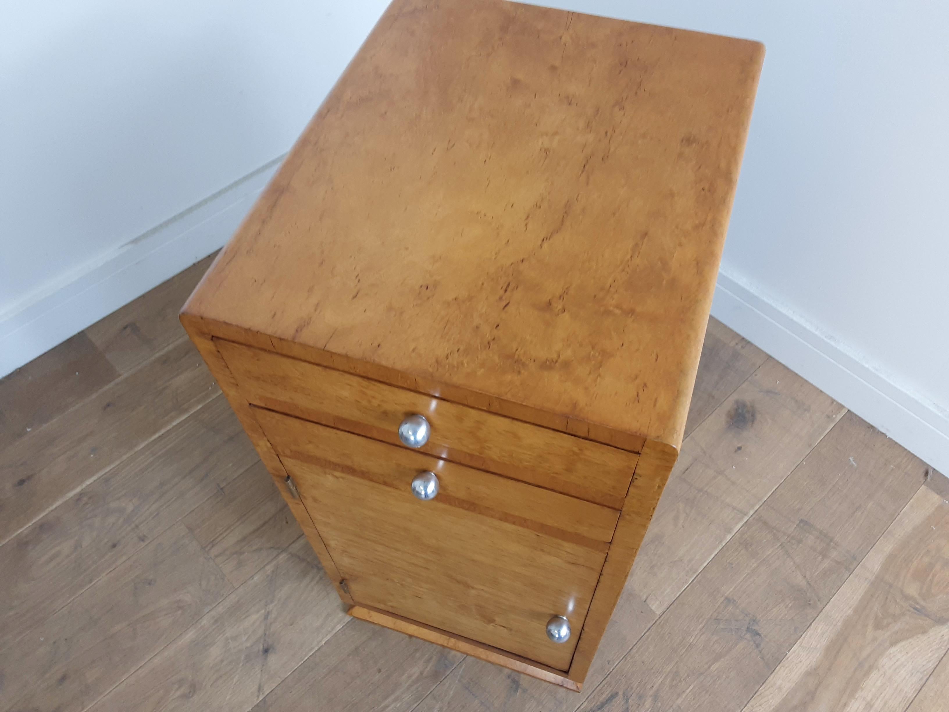 Pair of Bird's-Eye Maple Bedside Cabinets For Sale 1